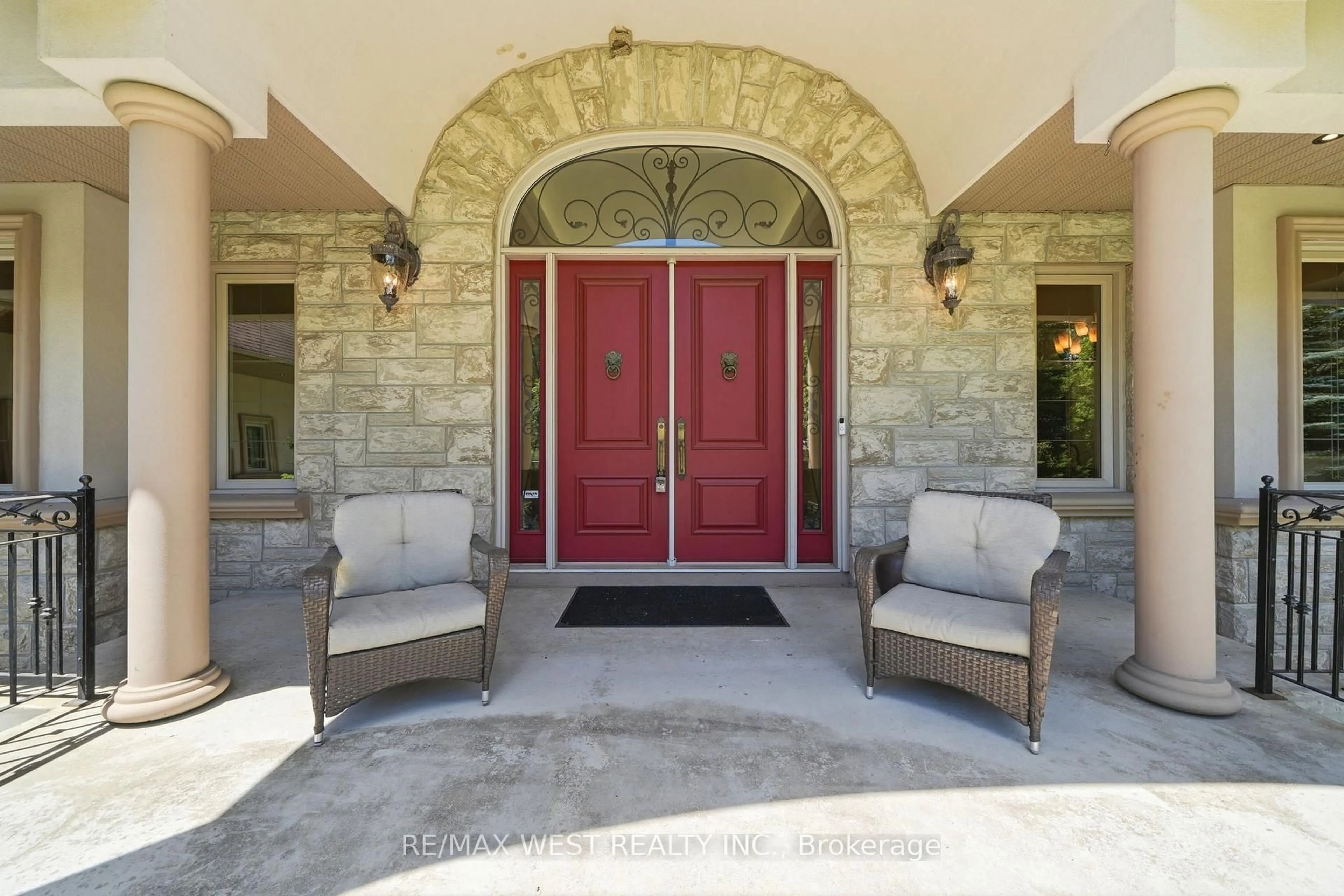 Indoor entryway for 2 Kingswood Dr, King Ontario L7B 1K8