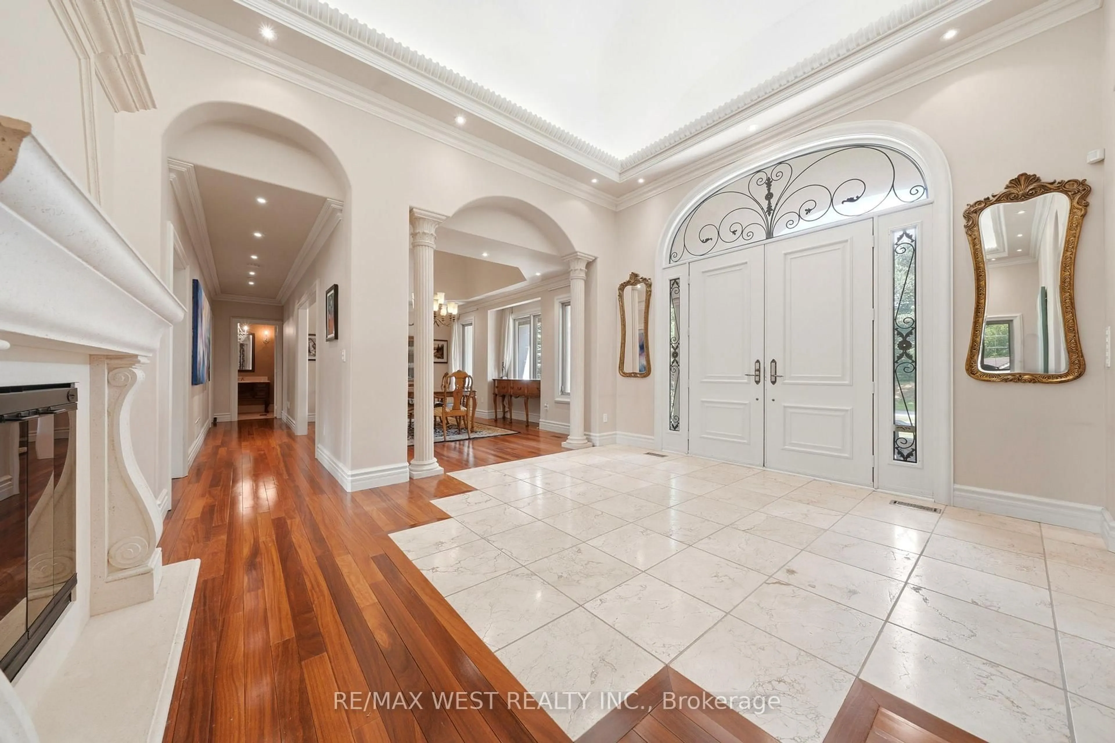Indoor entryway for 2 Kingswood Dr, King Ontario L7B 1K8