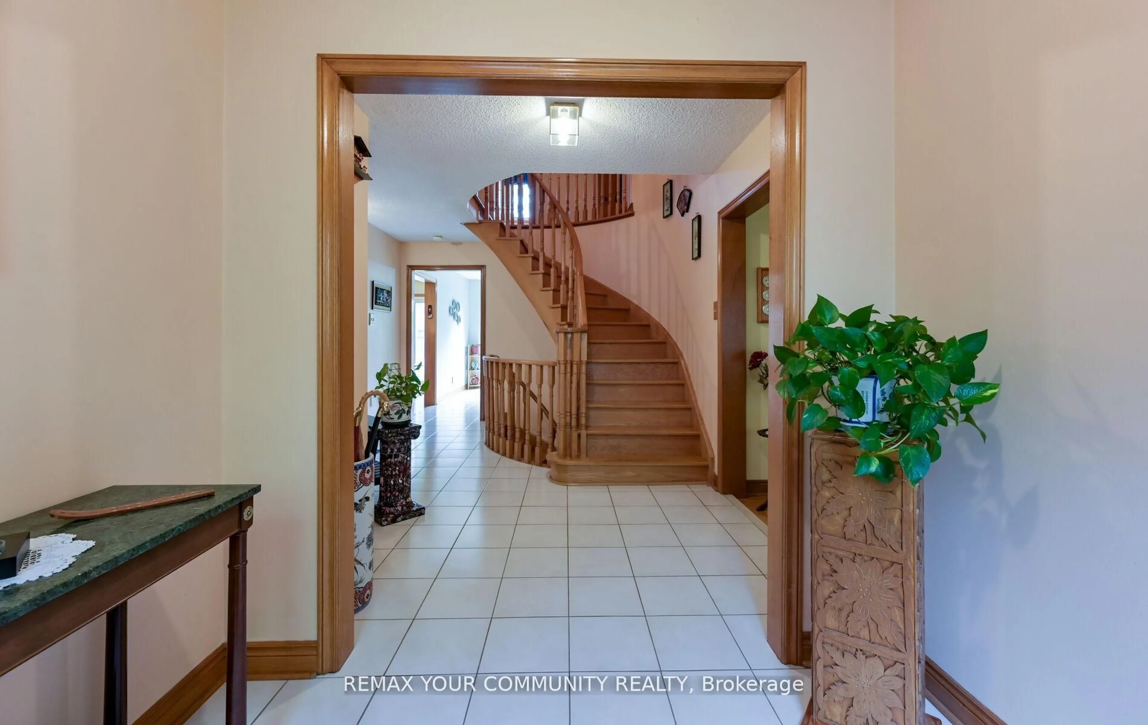 Indoor foyer for 2 Ballard Cres, Newmarket Ontario L3X 1S3