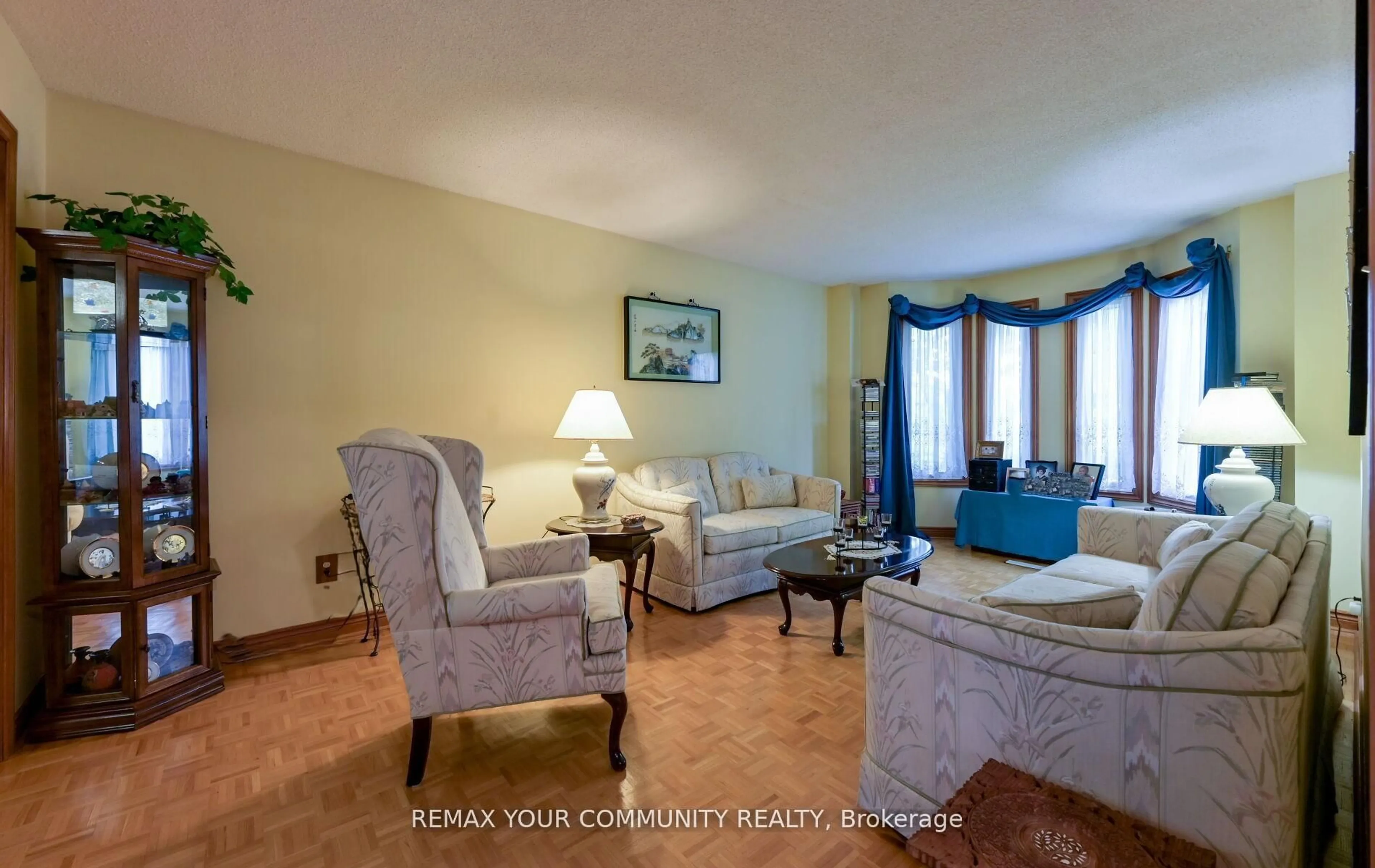 Living room with furniture, unknown for 2 Ballard Cres, Newmarket Ontario L3X 1S3