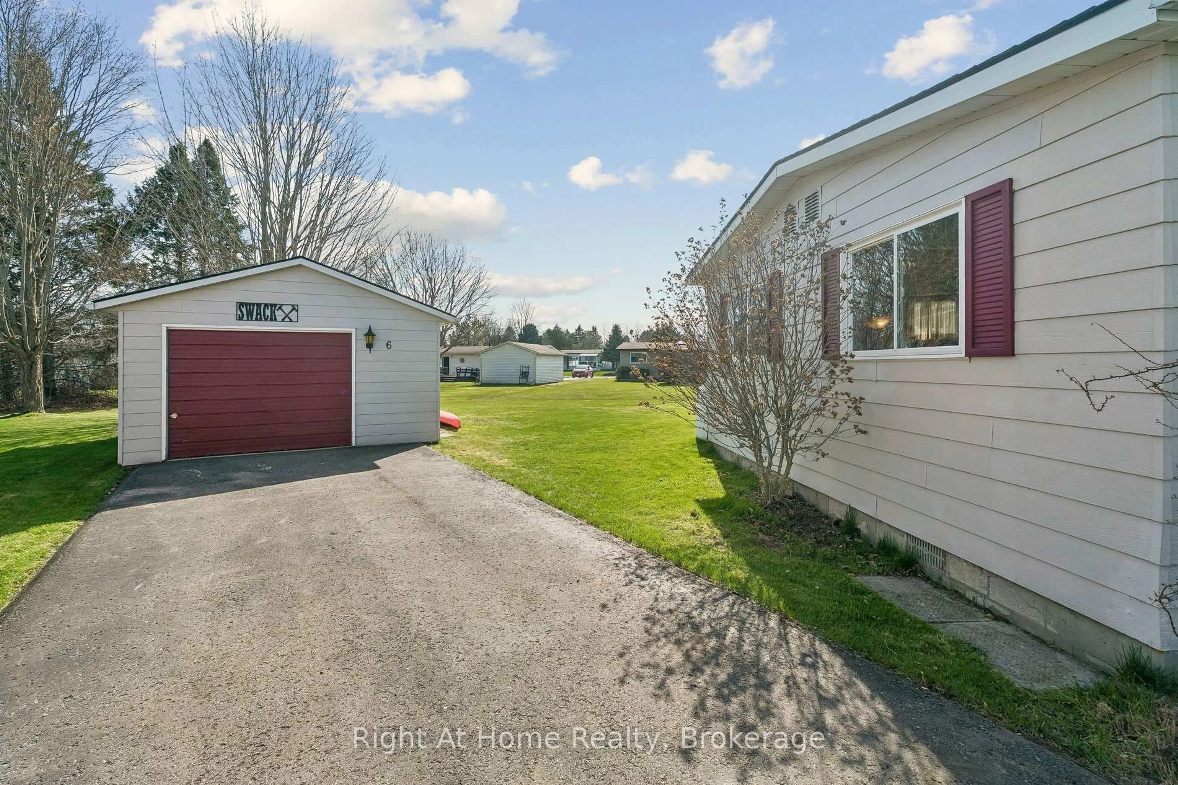 A pic from outside/outdoor area/front of a property/back of a property/a pic from drone, unknown for 6 Emery Crt, Georgina Ontario L0E 1R0