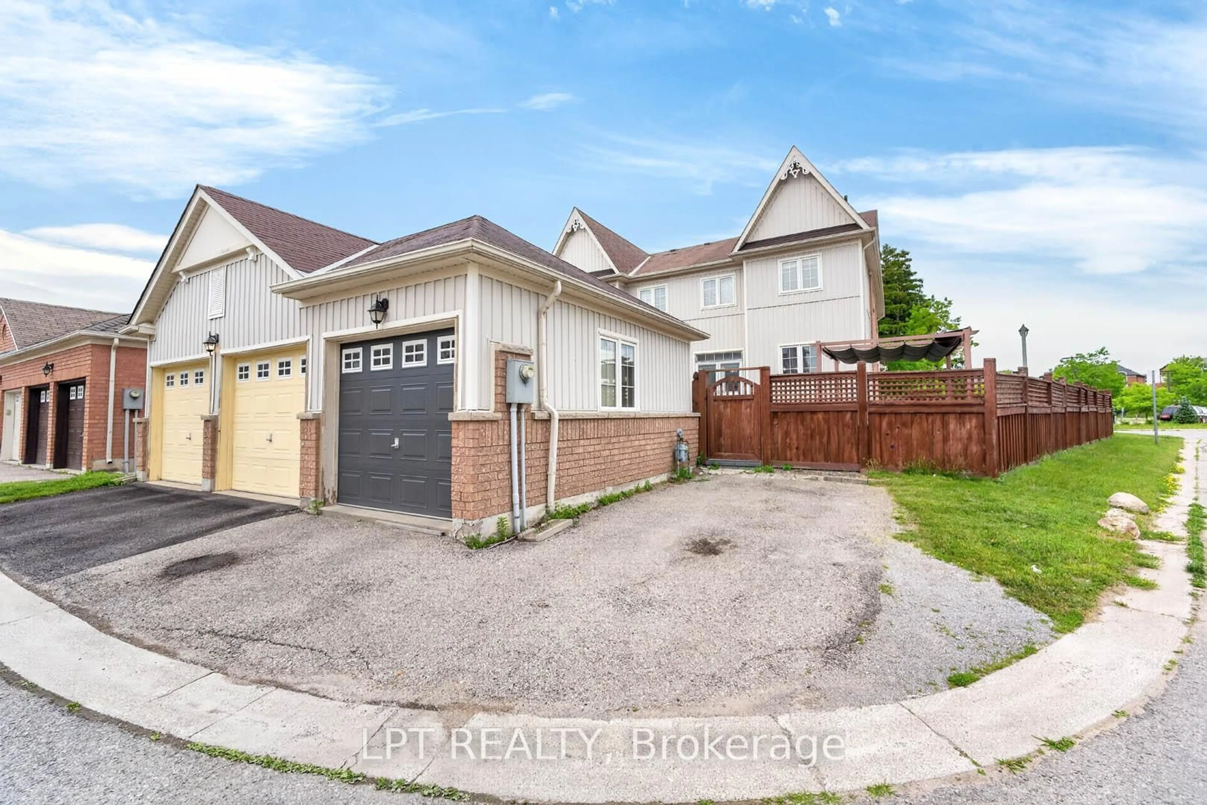 A pic from outside/outdoor area/front of a property/back of a property/a pic from drone, street for 32 William Gaspar Crt, Markham Ontario L6B 1H8
