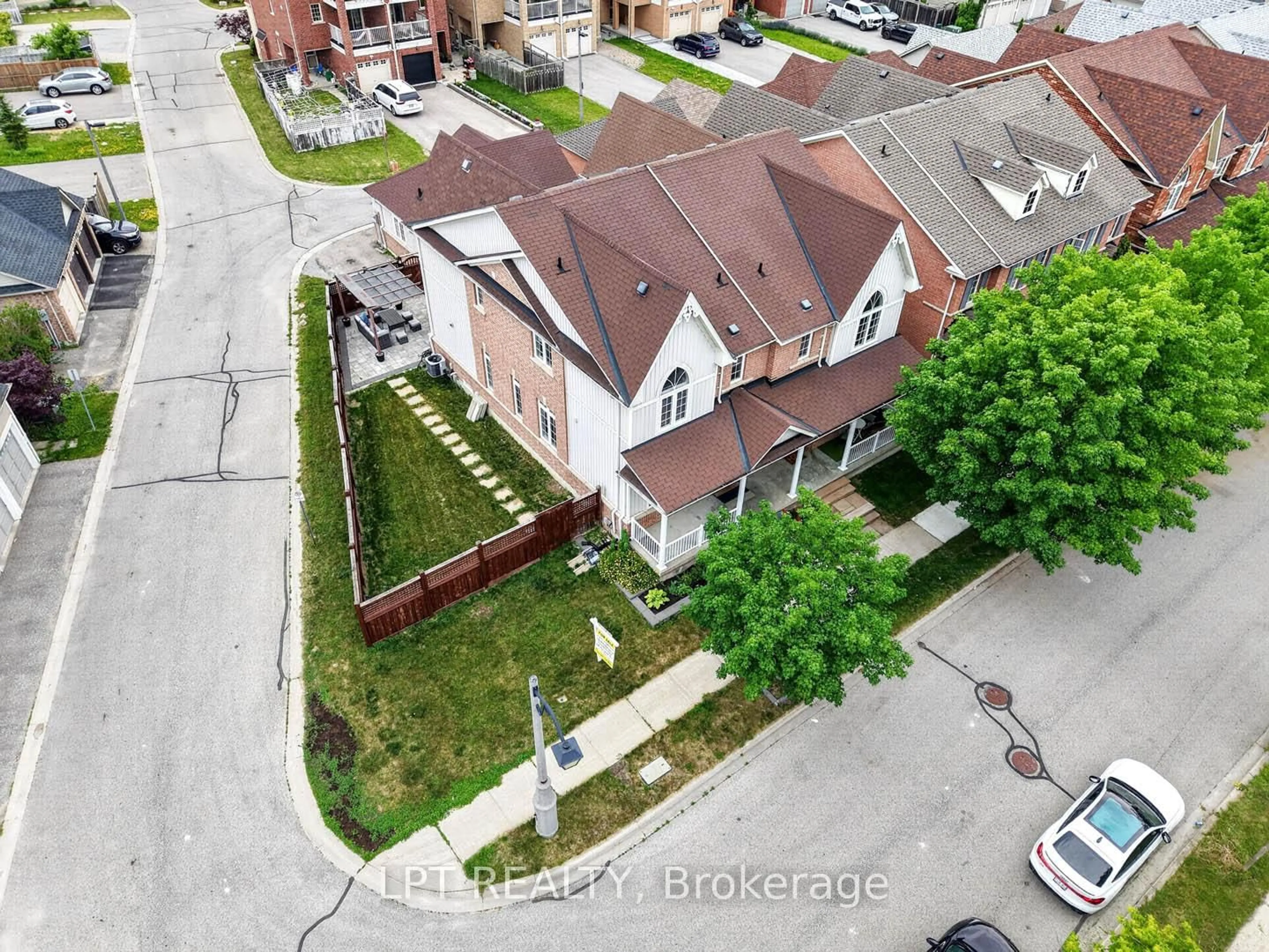 A pic from outside/outdoor area/front of a property/back of a property/a pic from drone, street for 32 William Gaspar Crt, Markham Ontario L6B 1H8