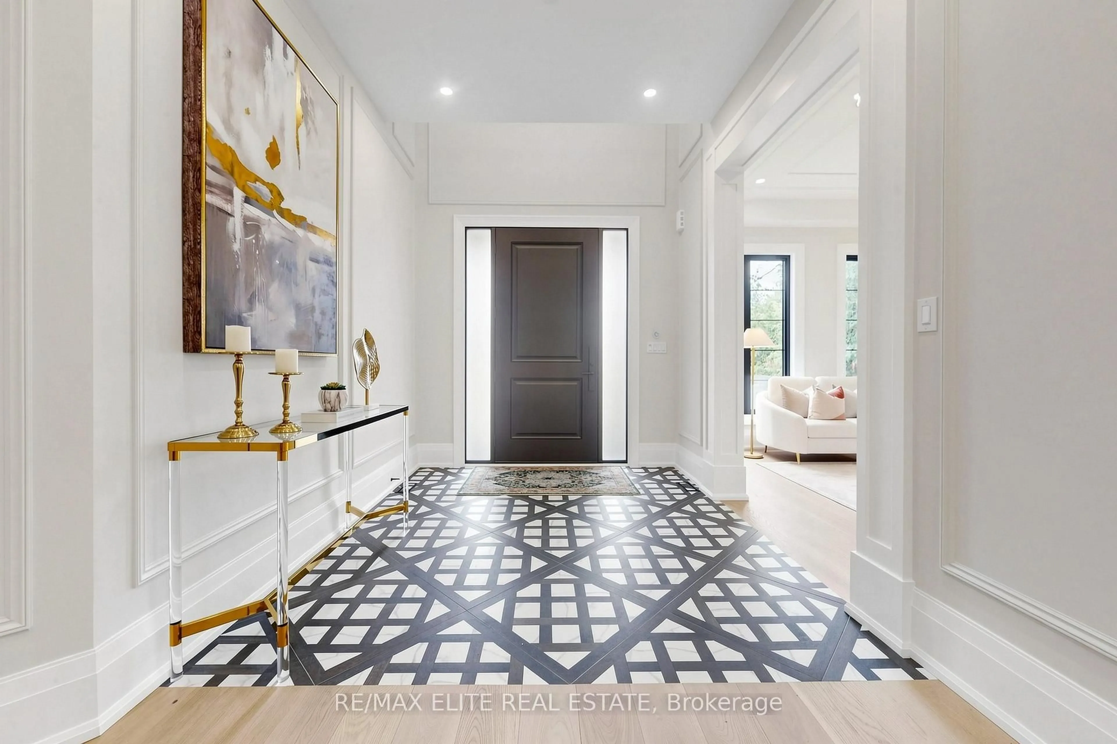 Indoor entryway for 160 Lawrence Ave, Richmond Hill Ontario L4C 1Z5