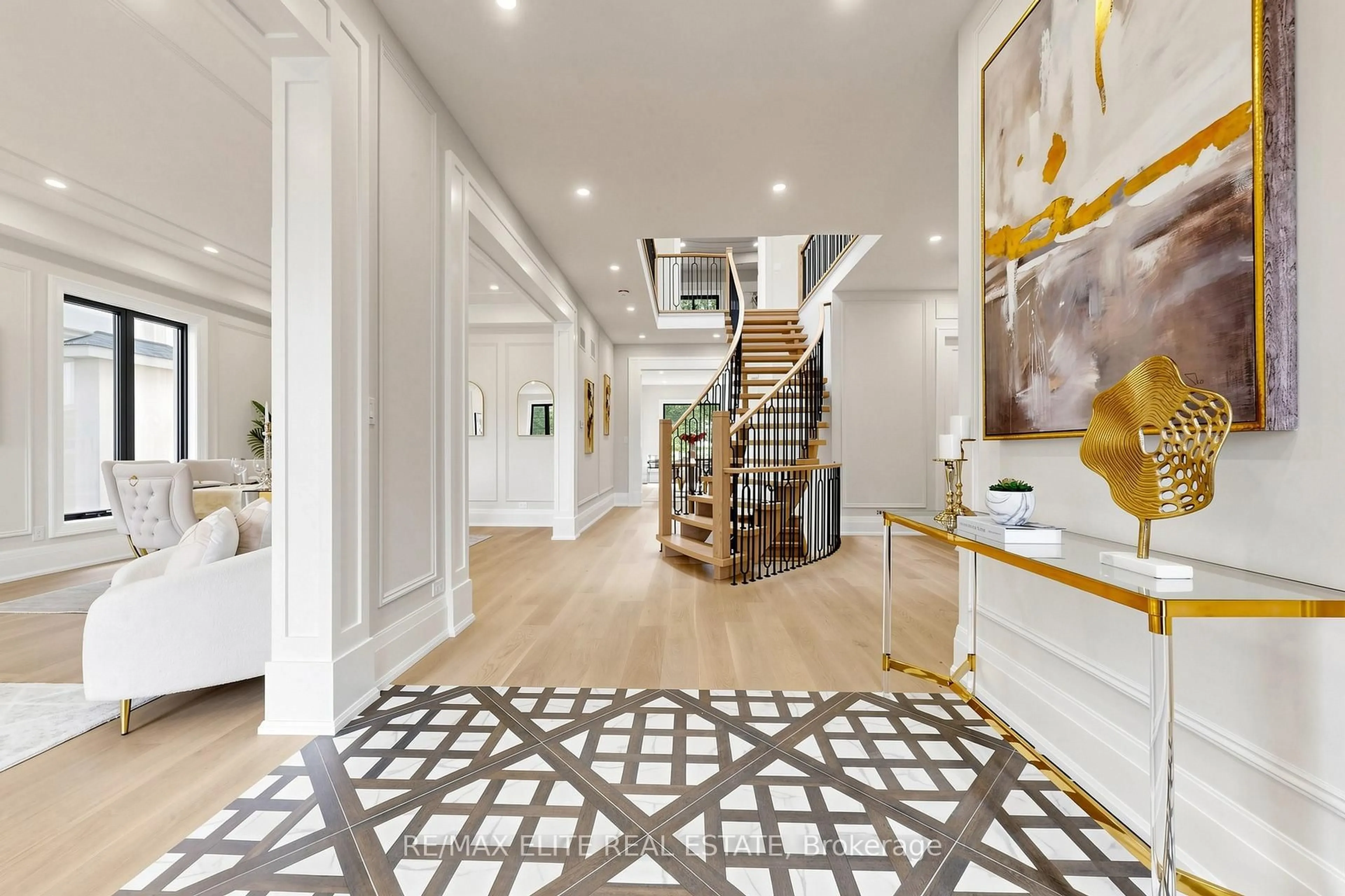 Indoor entryway for 160 Lawrence Ave, Richmond Hill Ontario L4C 1Z5