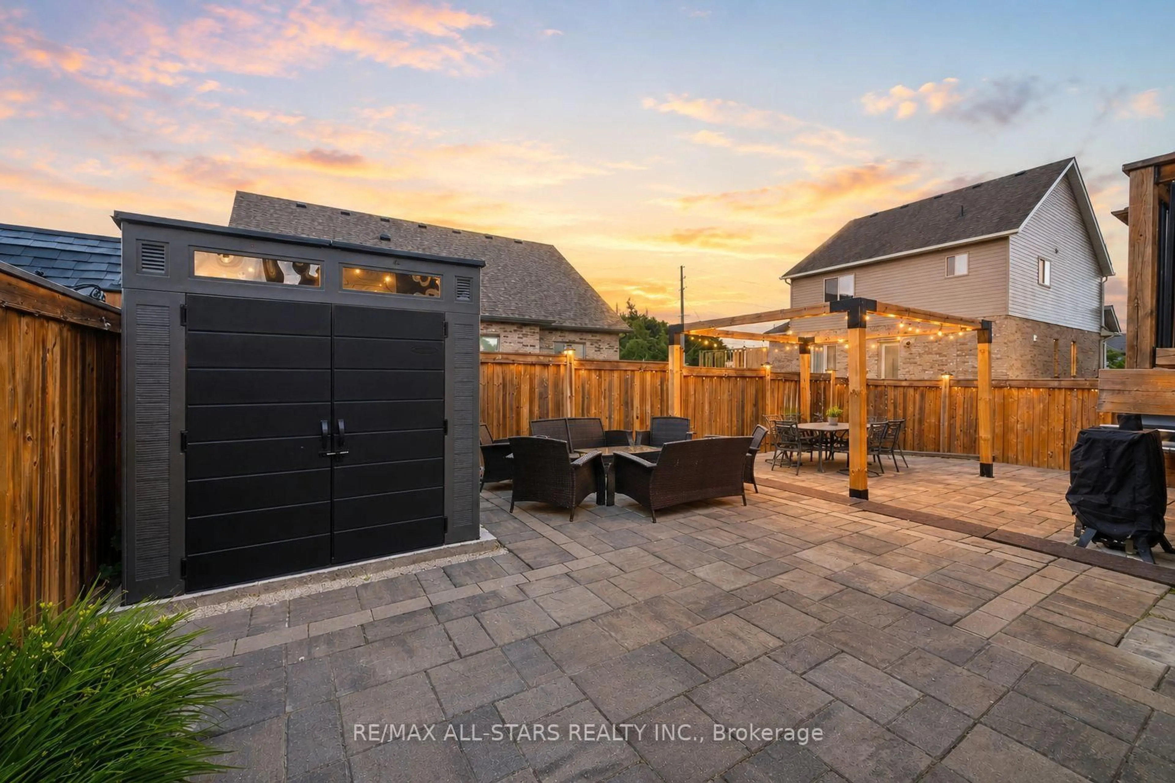 Patio, street for 27 Carleton Tr, New Tecumseth Ontario L0G 1A0