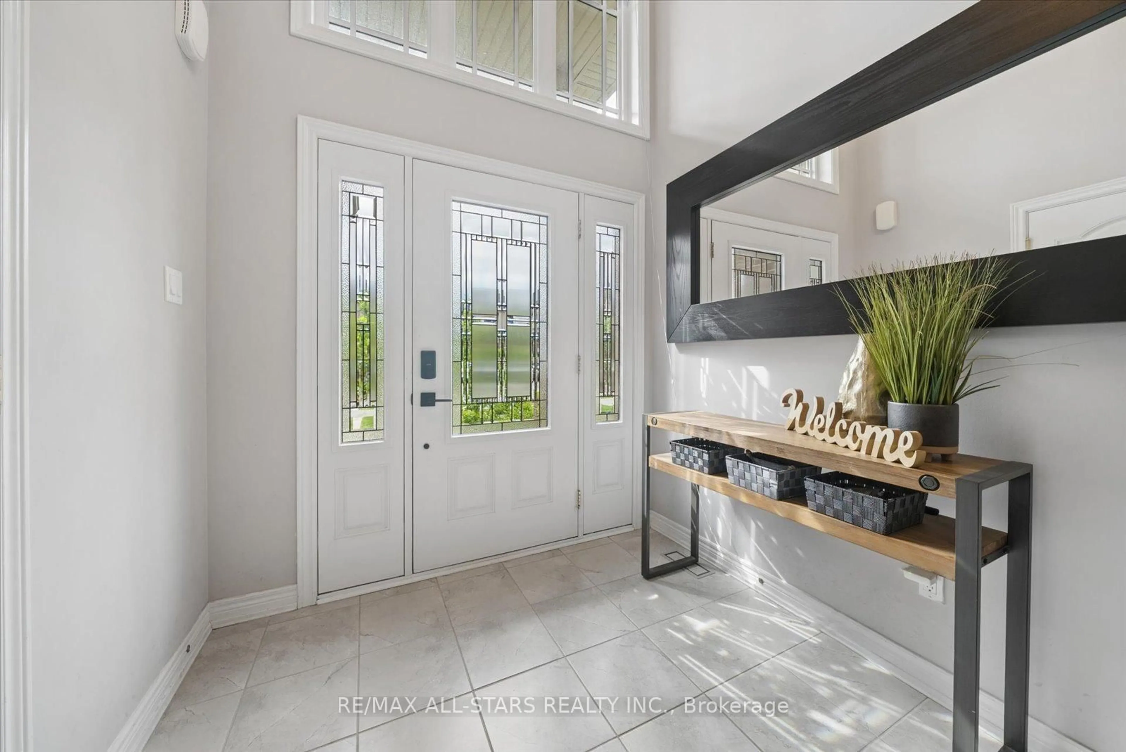 Indoor entryway for 27 Carleton Tr, New Tecumseth Ontario L0G 1A0