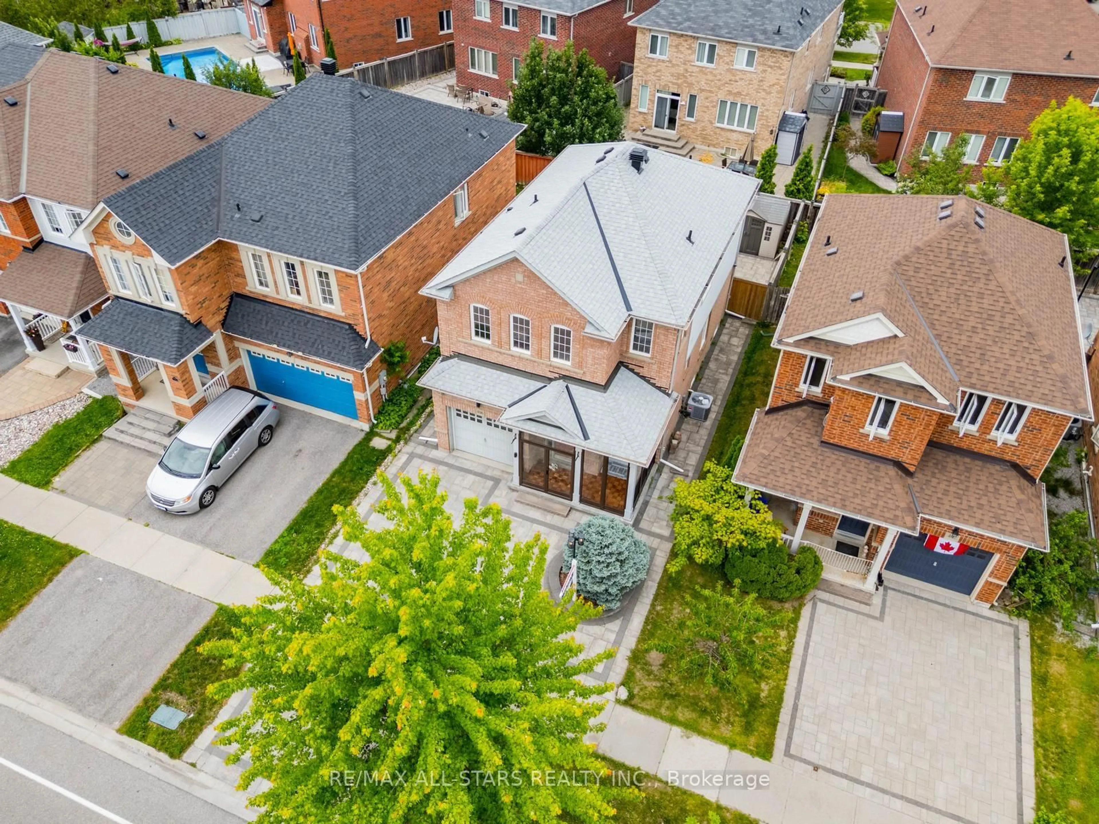 A pic from outside/outdoor area/front of a property/back of a property/a pic from drone, street for 406 Reeves Way Blvd, Whitchurch-Stouffville Ontario L4A 0H3