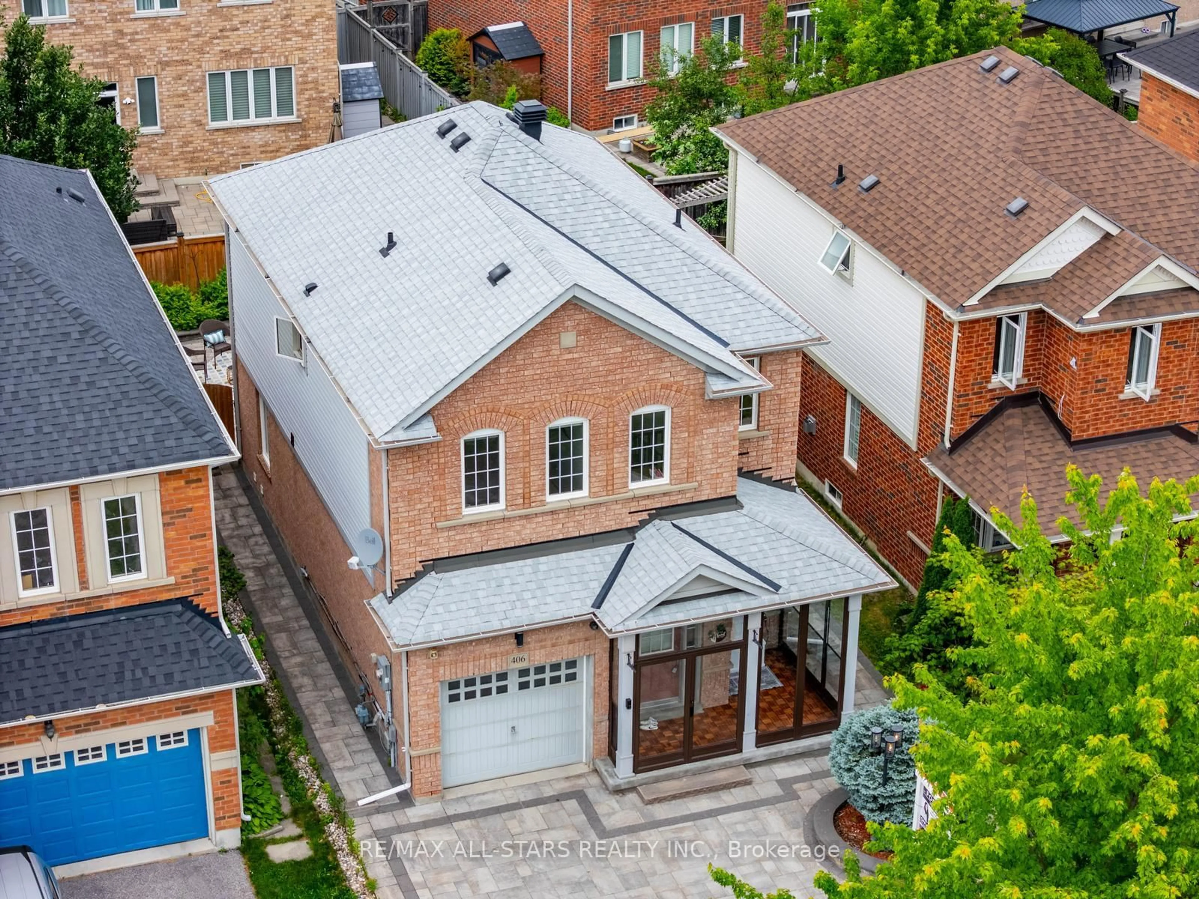 A pic from outside/outdoor area/front of a property/back of a property/a pic from drone, street for 406 Reeves Way Blvd, Whitchurch-Stouffville Ontario L4A 0H3