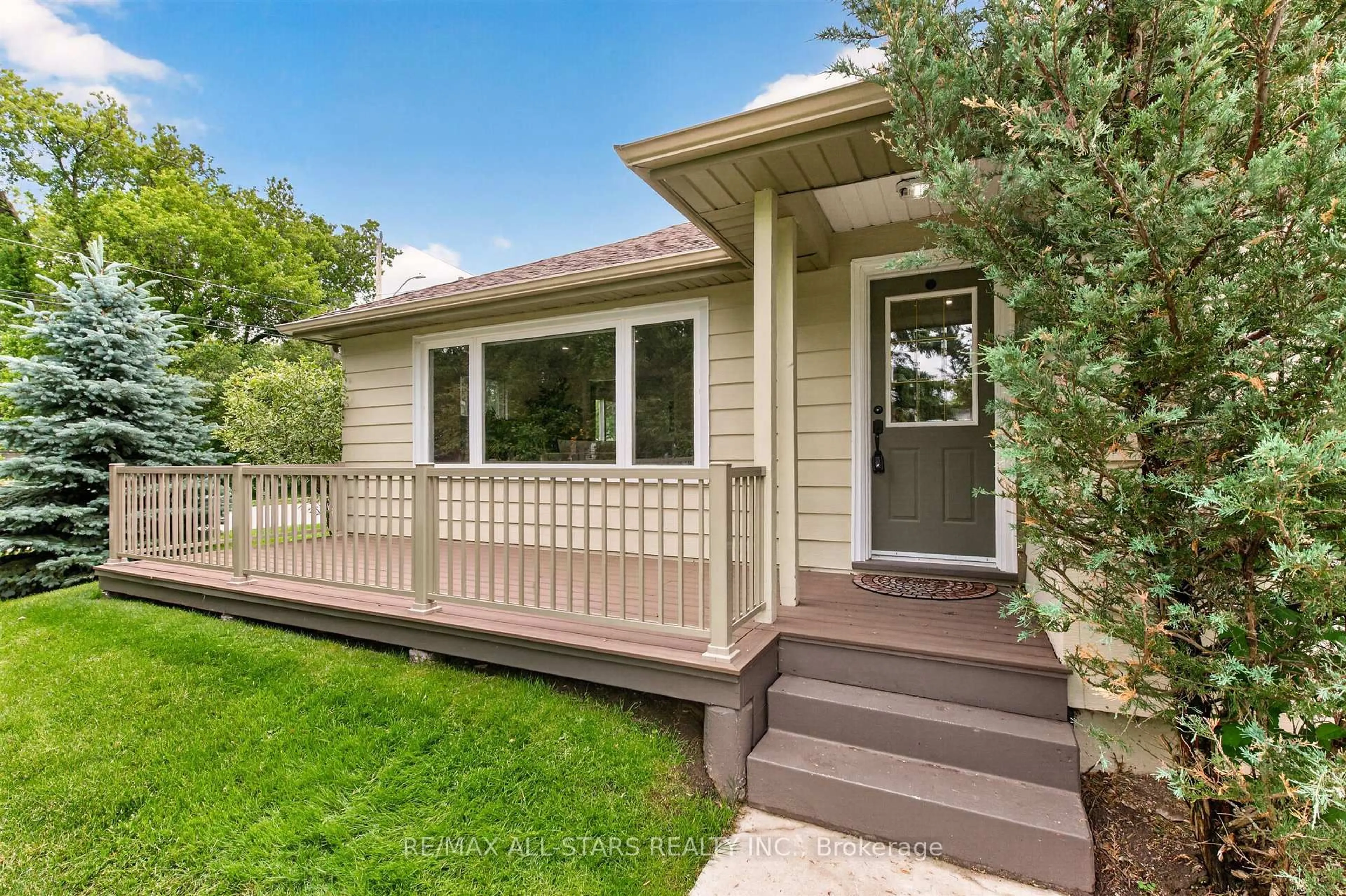 Home with vinyl exterior material, street for 314 Stouffer St, Whitchurch-Stouffville Ontario L4A 4Y9