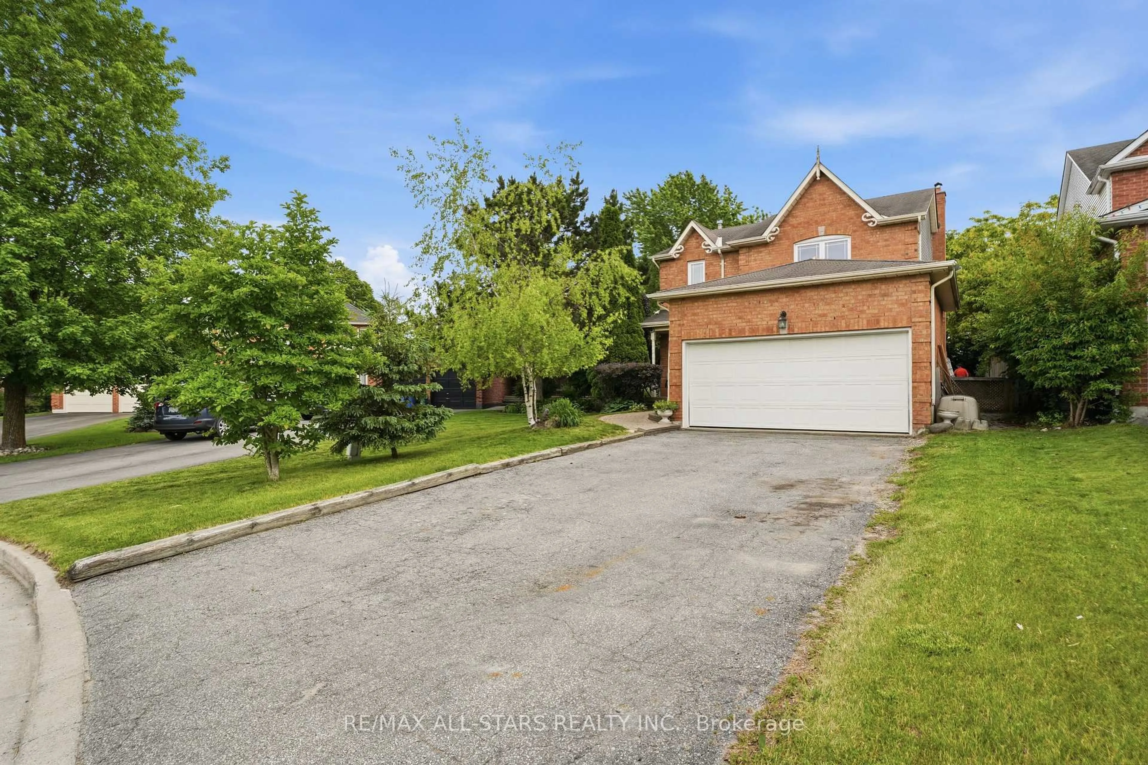 A pic from outside/outdoor area/front of a property/back of a property/a pic from drone, street for 11 Sherie Dr, Georgina Ontario L4P 3R3