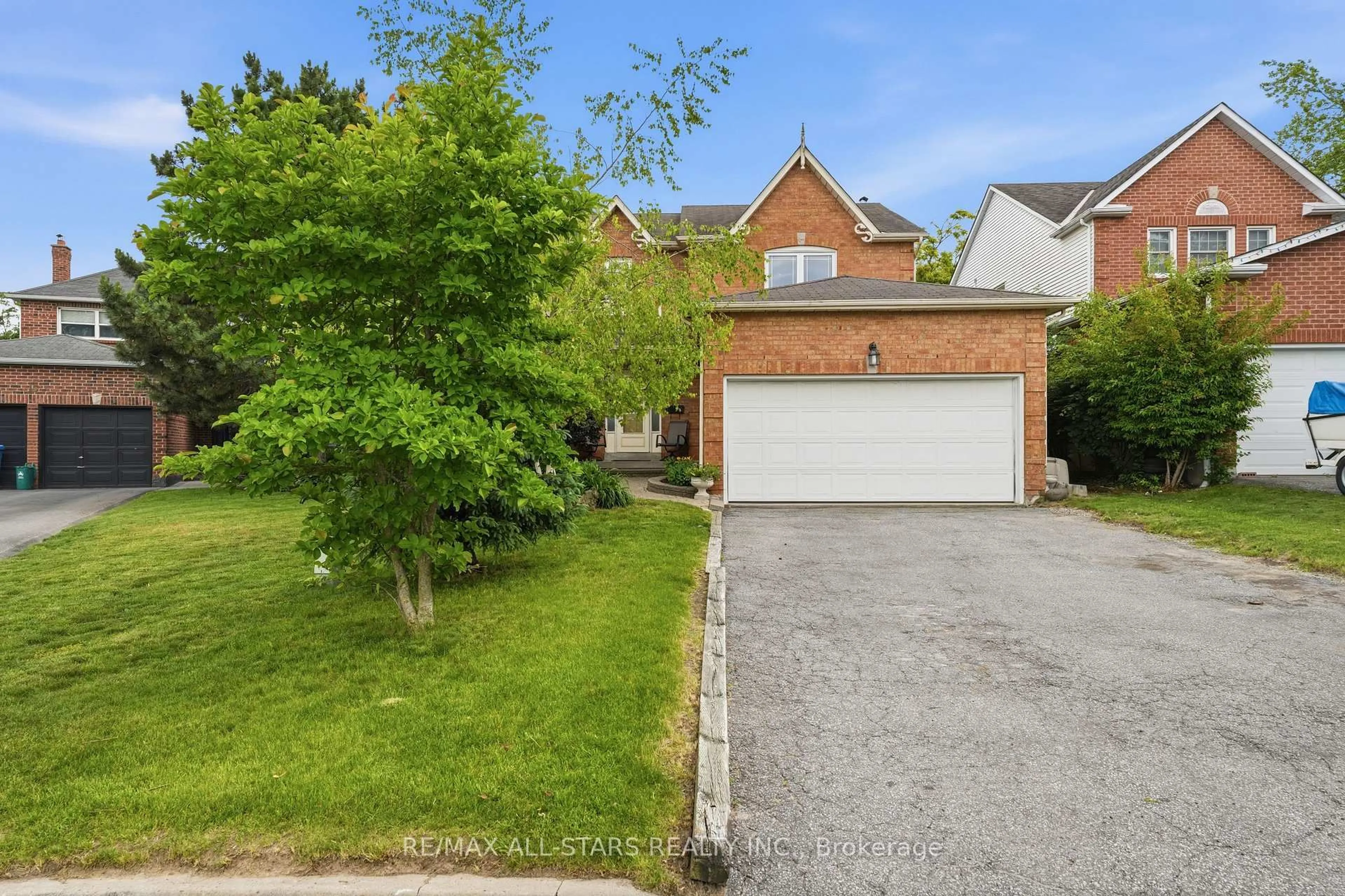 A pic from outside/outdoor area/front of a property/back of a property/a pic from drone, street for 11 Sherie Dr, Georgina Ontario L4P 3R3