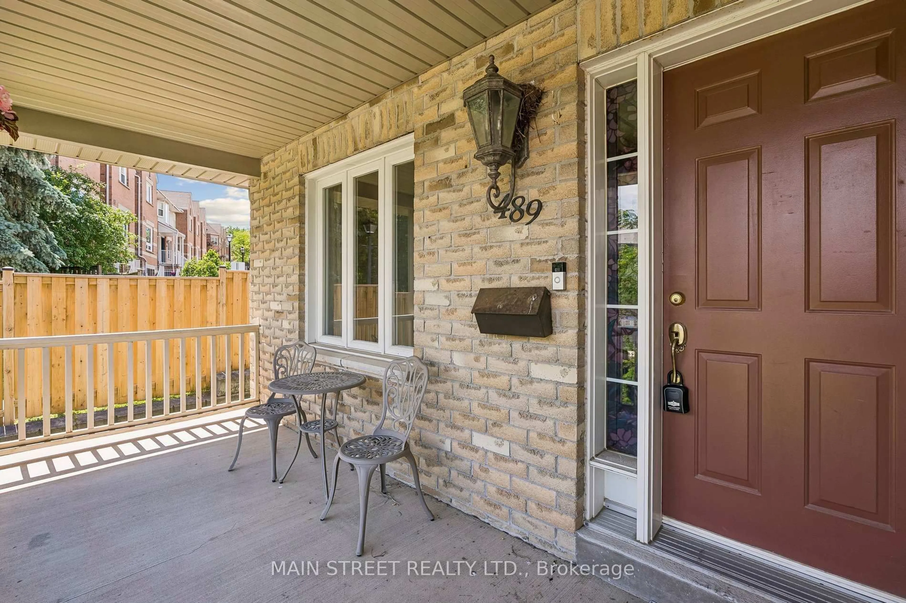 Indoor entryway for 489 Cody Cres, Newmarket Ontario L3Y 5L9