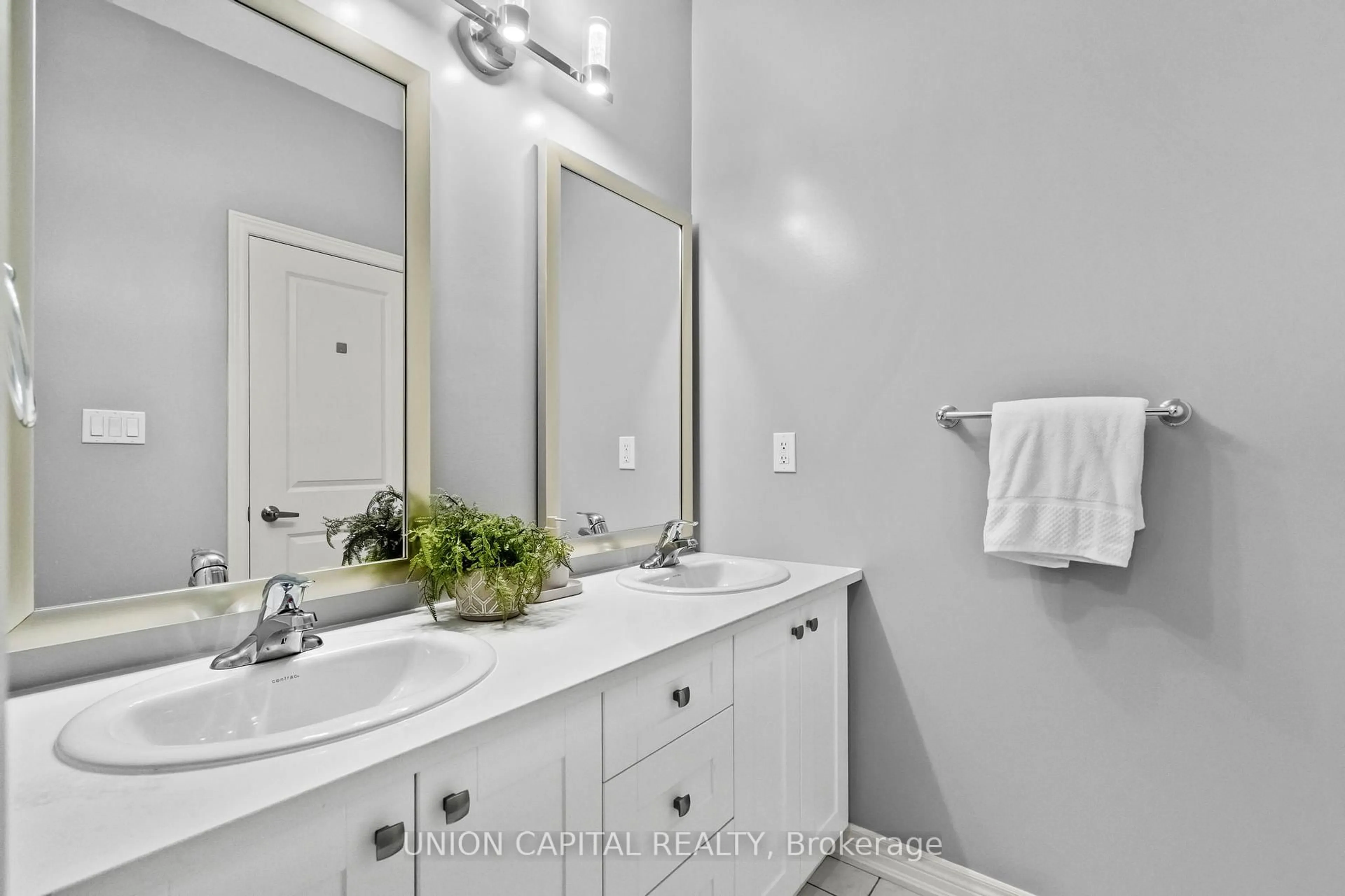 Contemporary bathroom, ceramic/tile floor for 8 Protostar Ave, Richmond Hill Ontario L4C 5G9