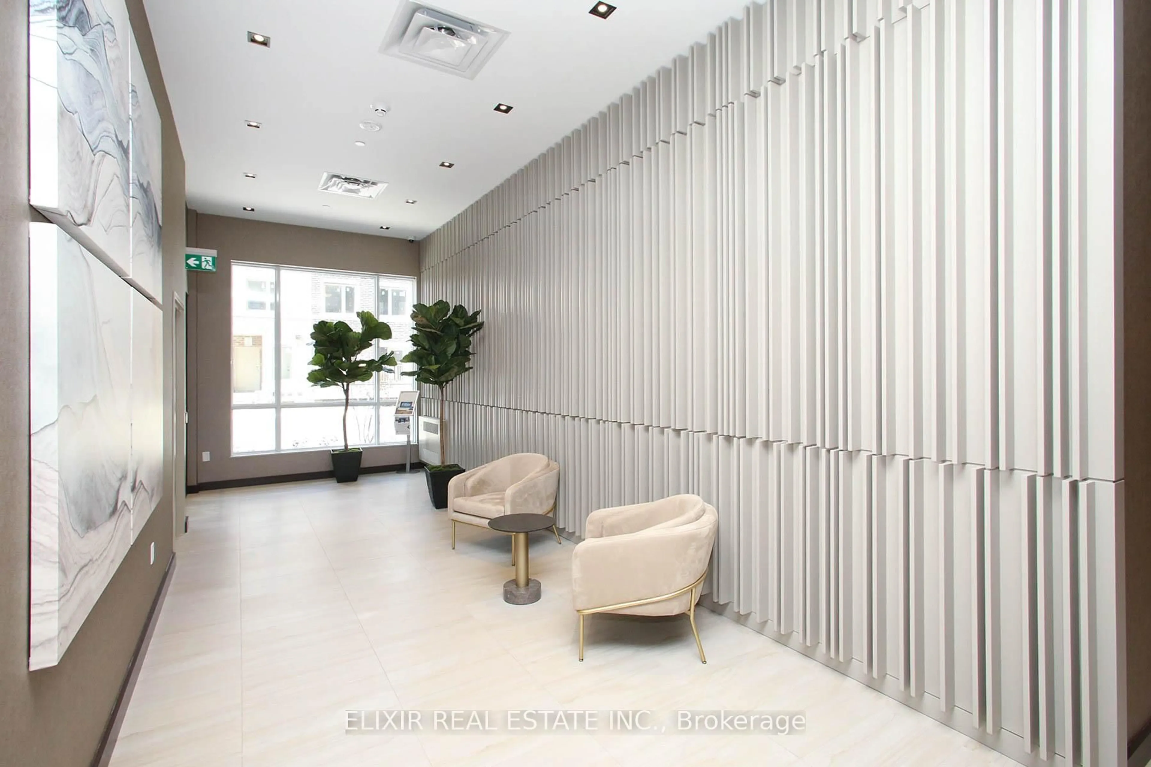 Indoor foyer for 60 Honeycrisp Cres #607, Vaughan Ontario L4K 5Z8