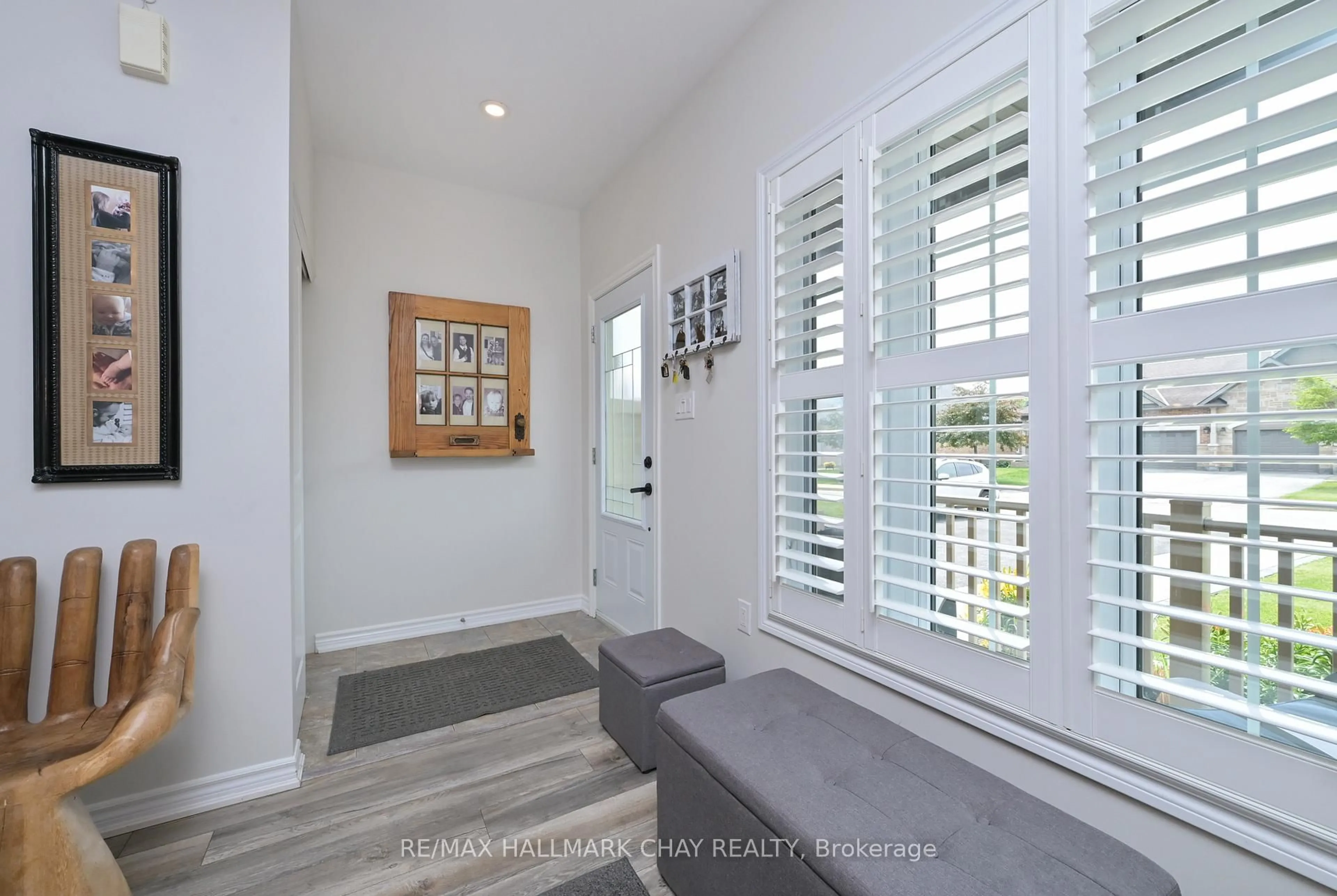 Indoor entryway for 25 Kingsmere Cres, New Tecumseth Ontario L9R 0K6