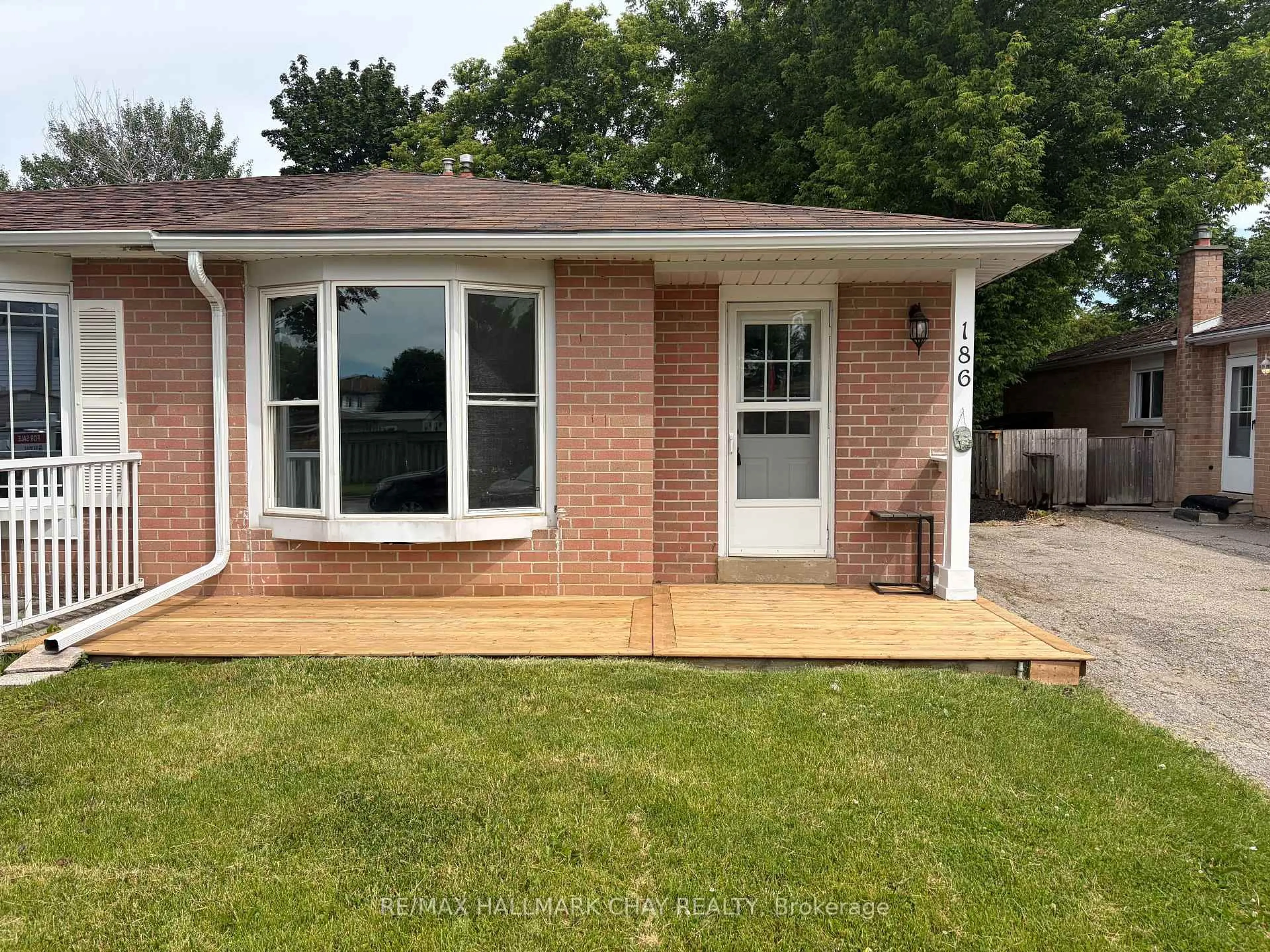 Home with brick exterior material, street for 186 Beattie Ave, New Tecumseth Ontario L9R 1C1
