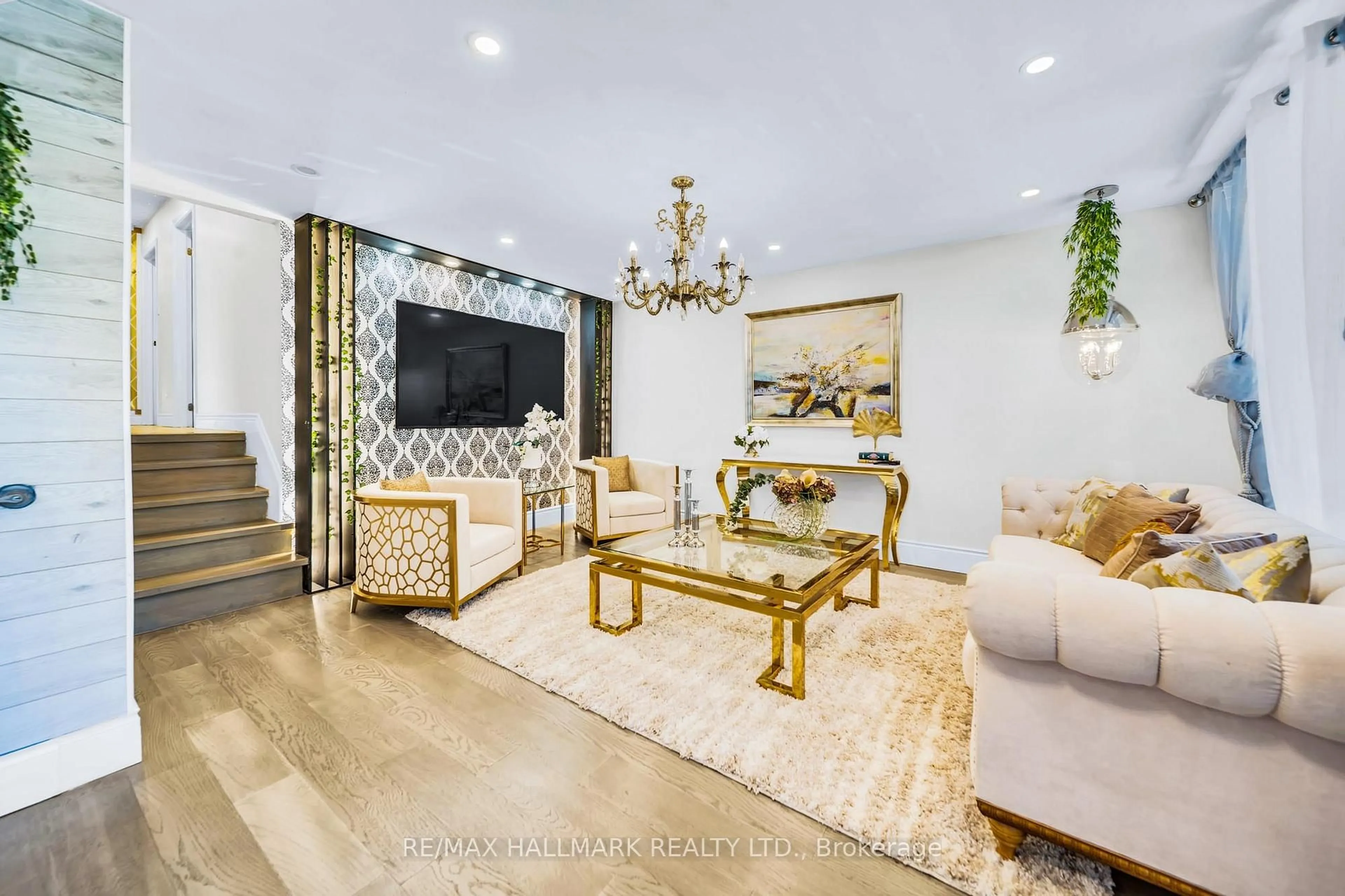 Living room with furniture, unknown for 268 Pasadena Dr, Georgina Ontario L4P 2Y9