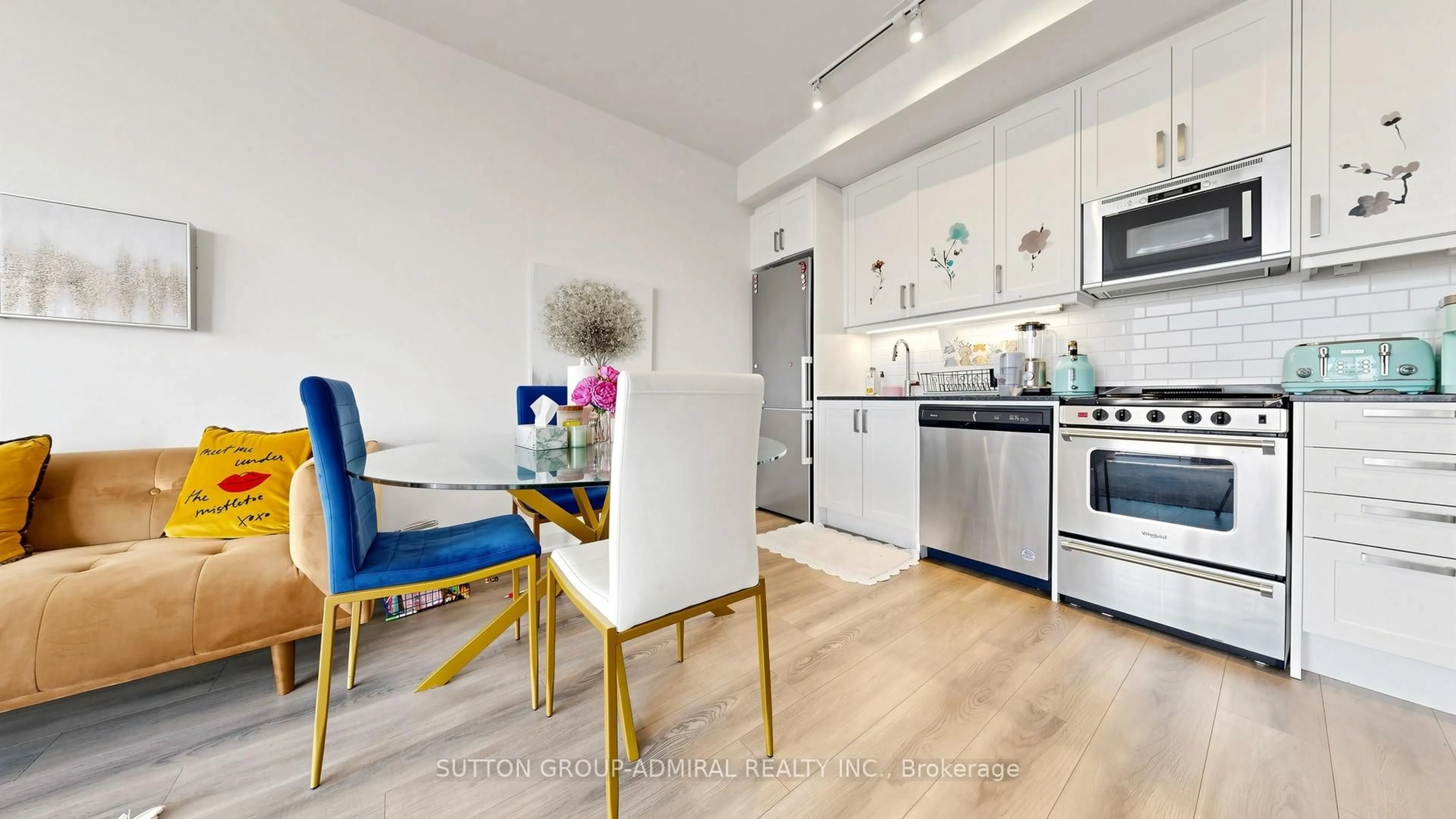 Open concept kitchen, wood/laminate floor for 20 Gatineau Dr #1708E, Vaughan Ontario L4J 0L3