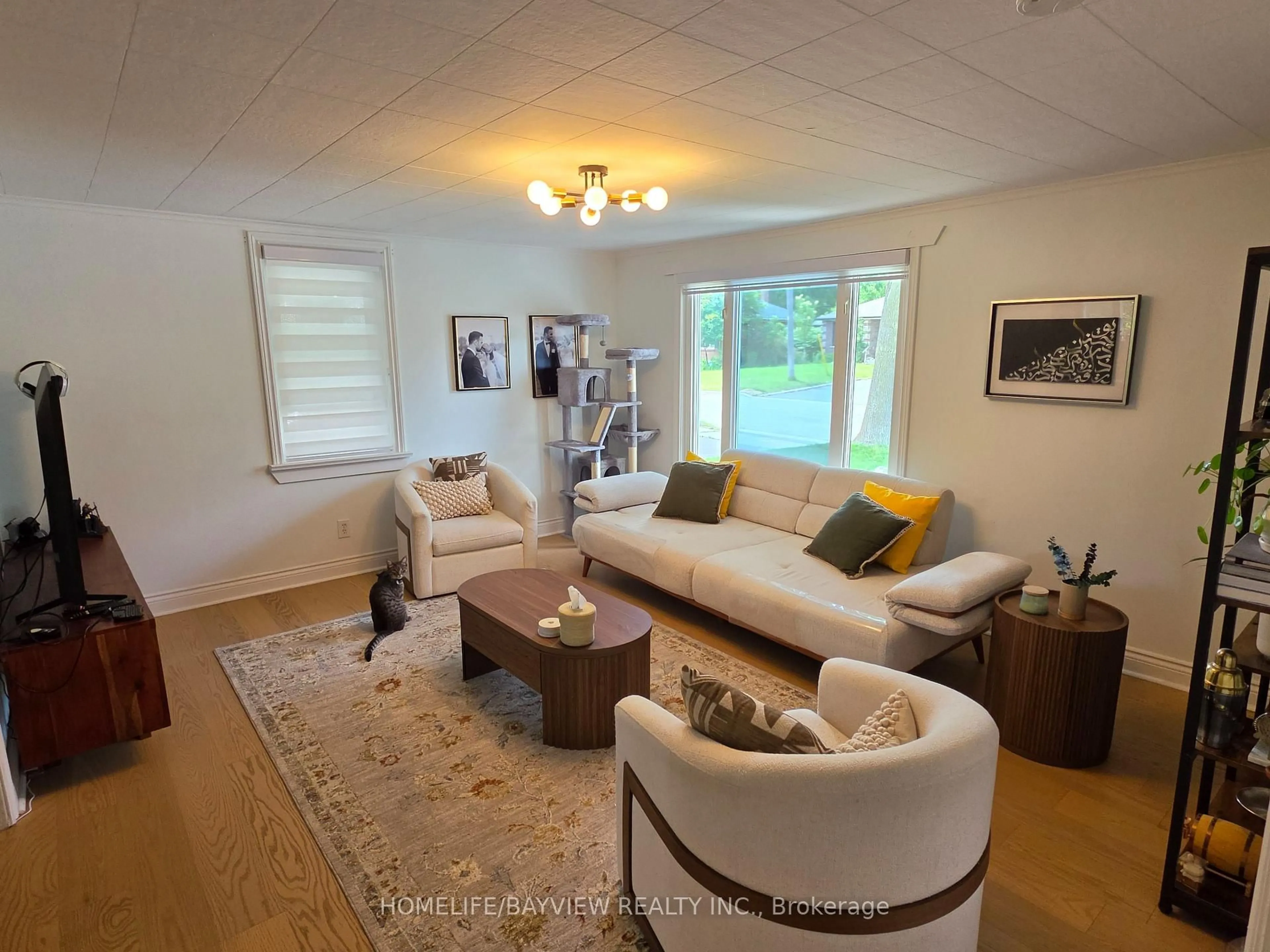 Living room with furniture, wood/laminate floor for 81 Denne Blvd, Newmarket Ontario L3Y 4H5