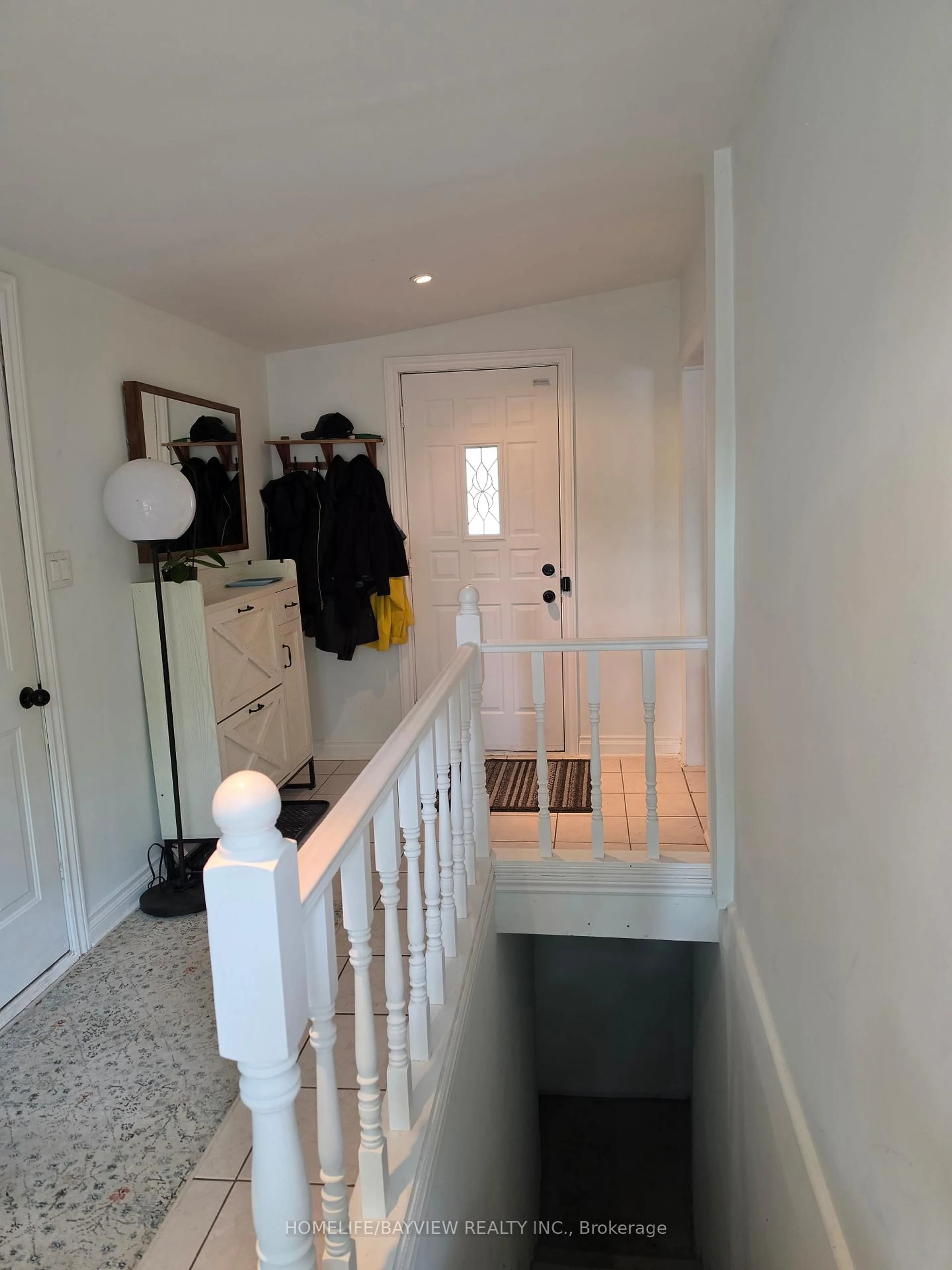Indoor entryway for 81 Denne Blvd, Newmarket Ontario L3Y 4H5