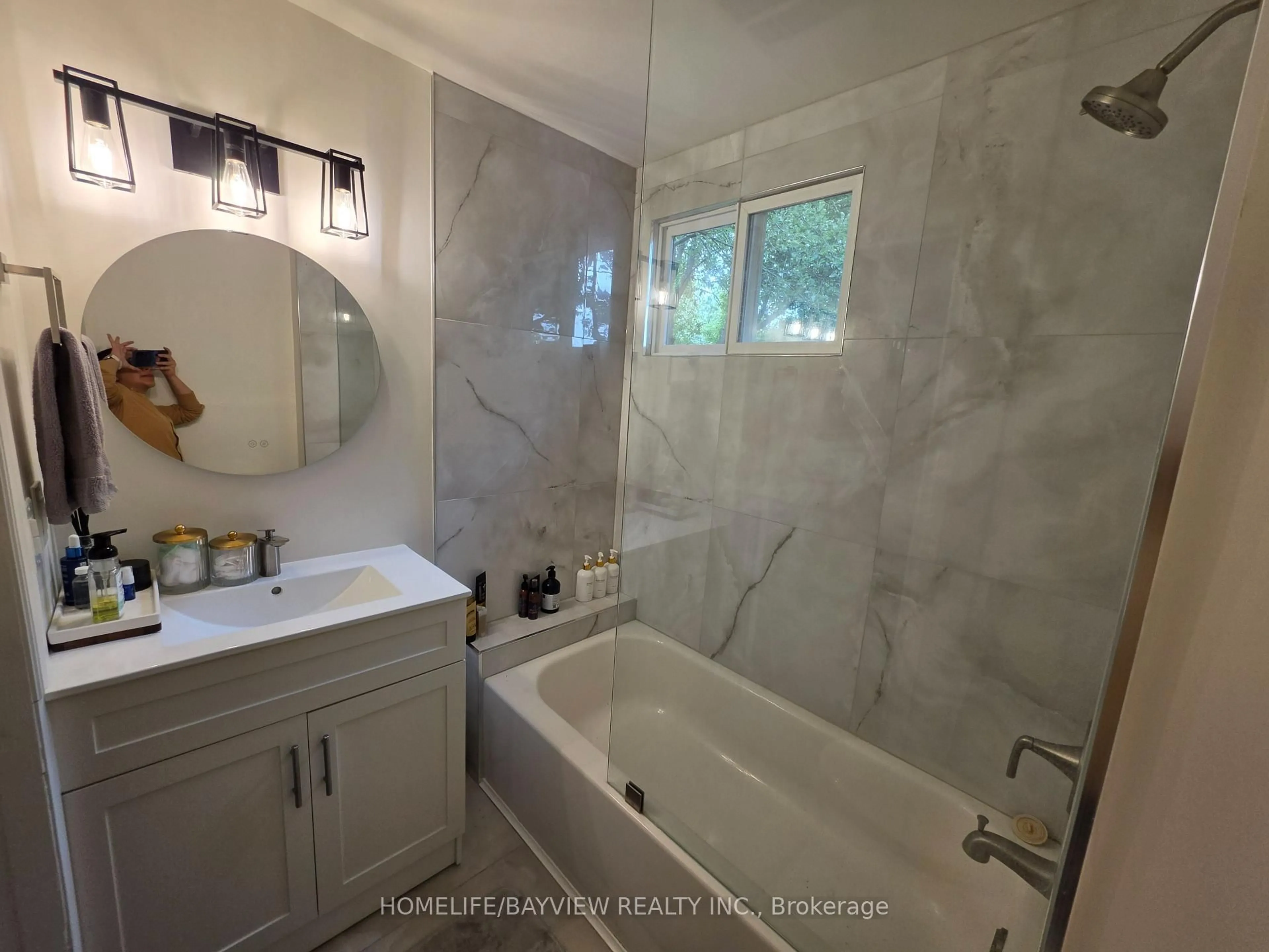 Contemporary bathroom, ceramic/tile floor for 81 Denne Blvd, Newmarket Ontario L3Y 4H5