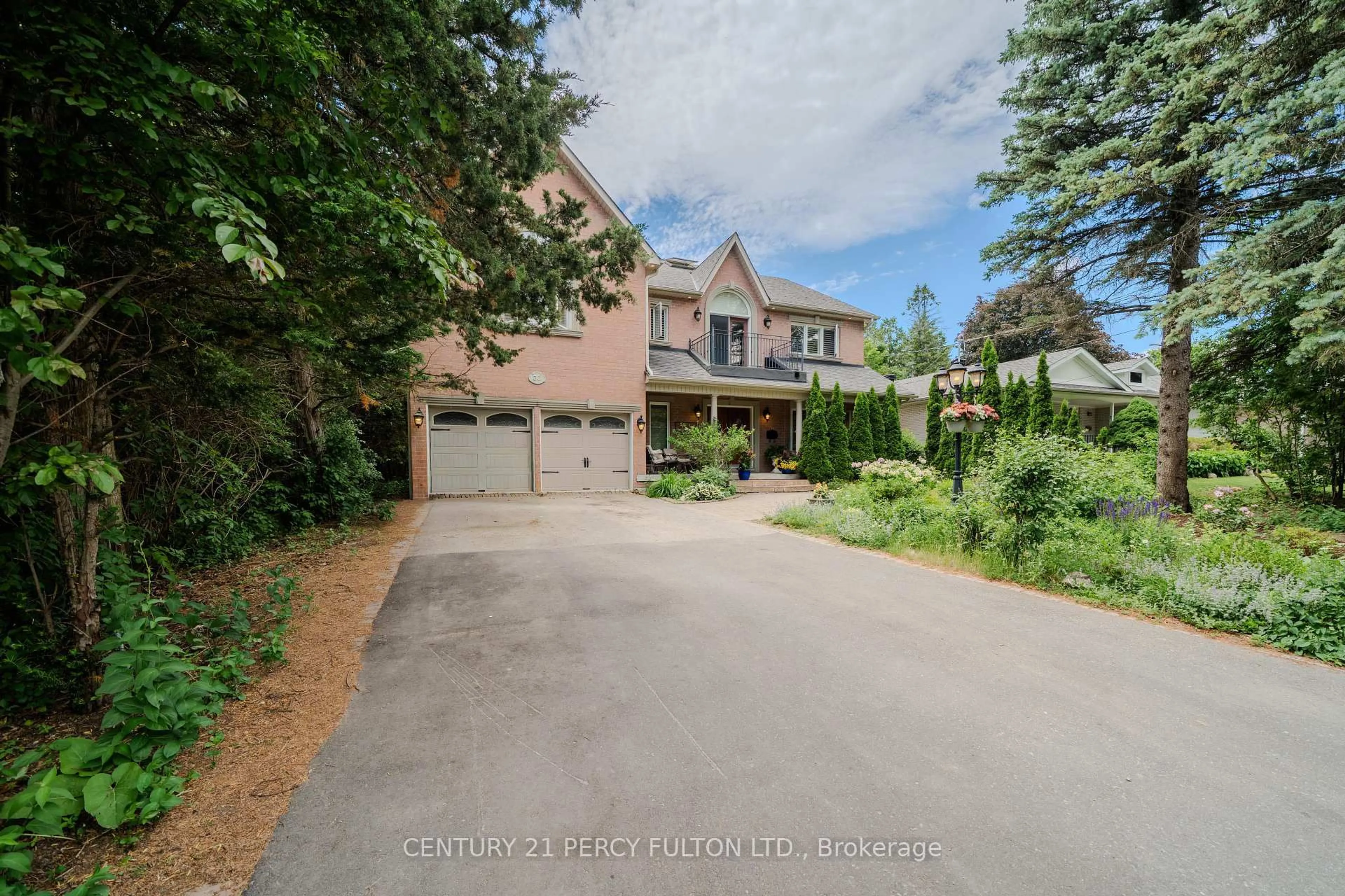 A pic from outside/outdoor area/front of a property/back of a property/a pic from drone, street for 30 Willowgate Dr, Markham Ontario L3P 1G3