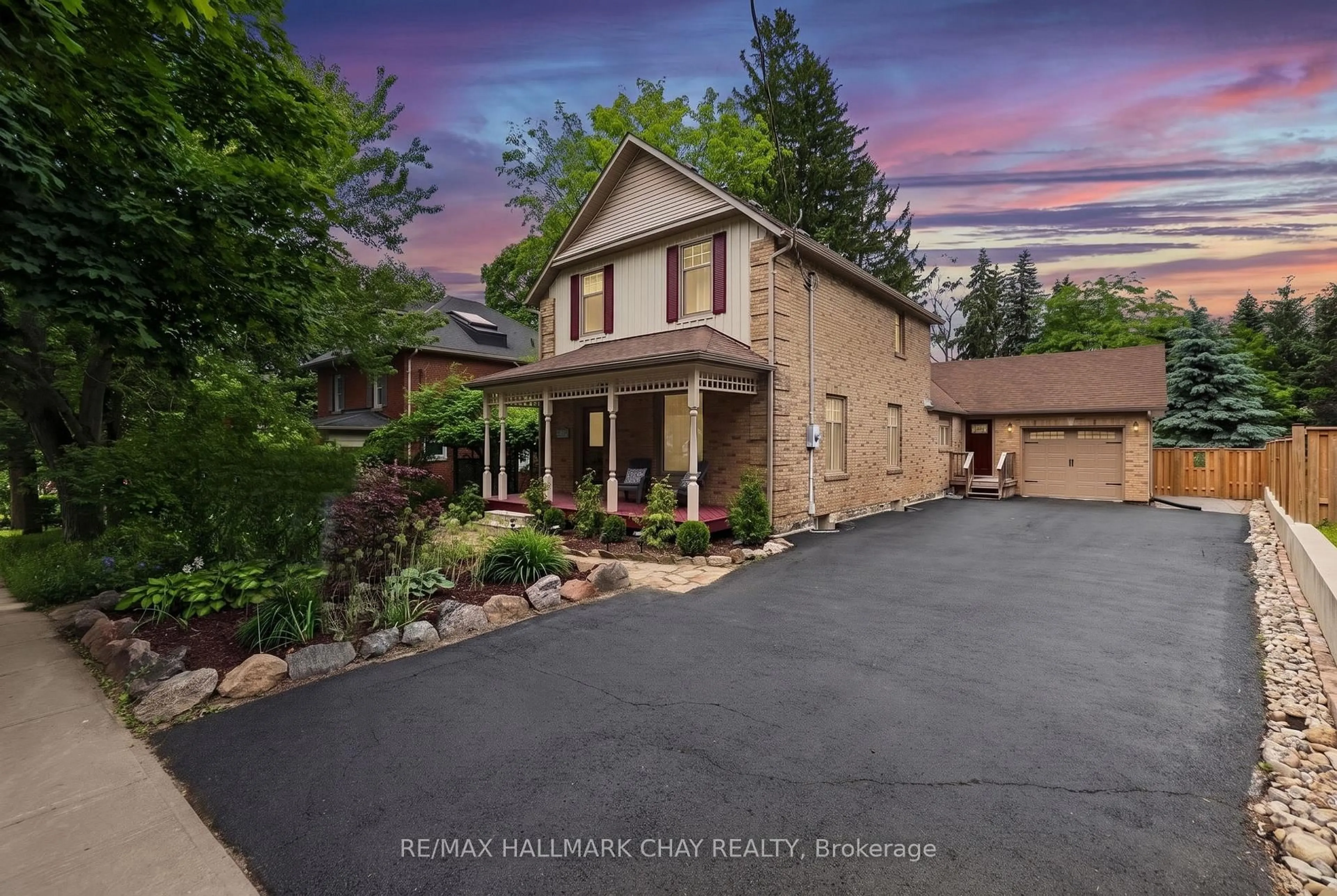 A pic from outside/outdoor area/front of a property/back of a property/a pic from drone, water/lake/river/ocean view for 613 Queen St, Newmarket Ontario L3Y 2J1