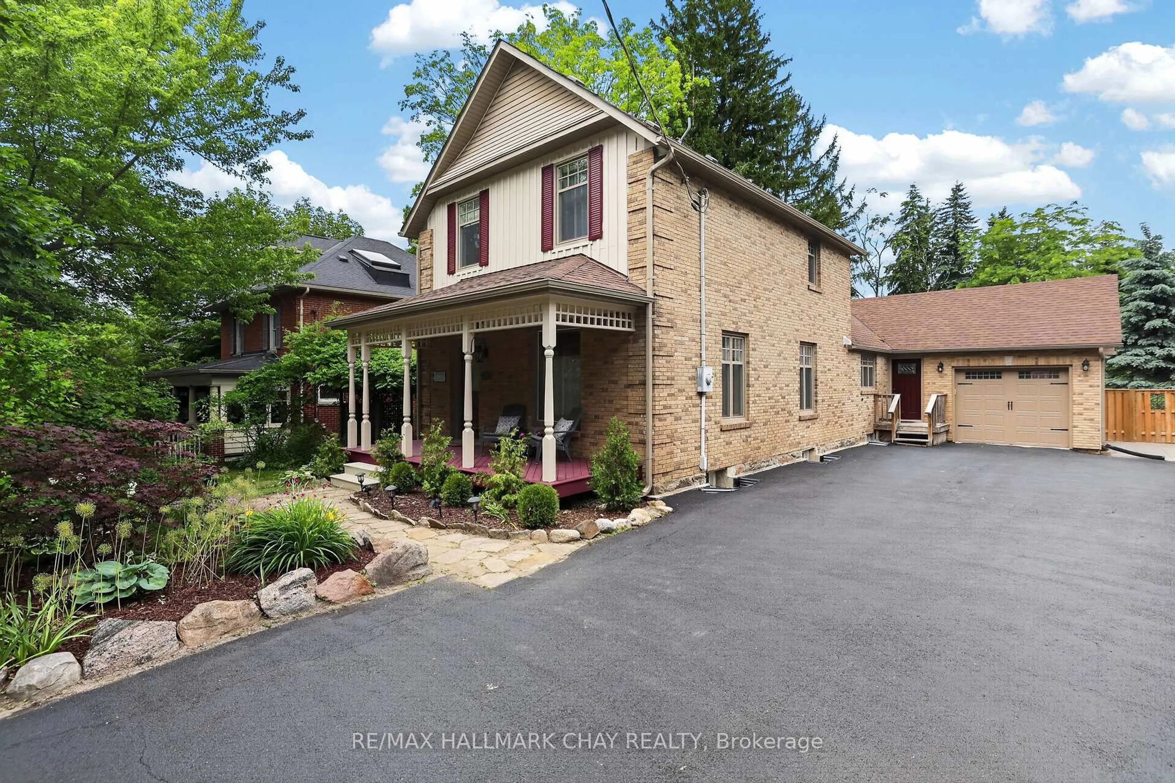 Unknown for 613 Queen St, Newmarket Ontario L3Y 2J1
