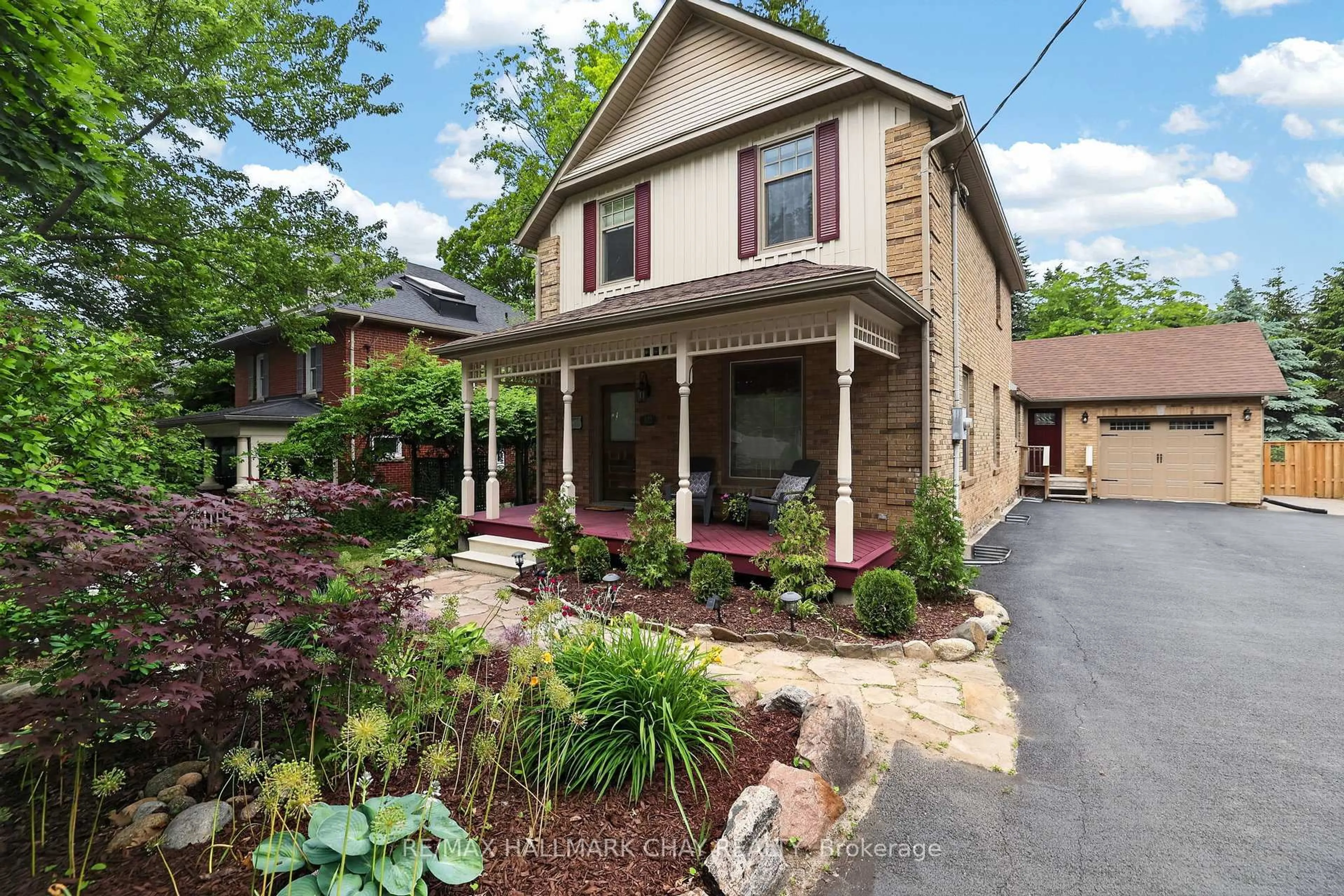 Home with brick exterior material, street for 613 Queen St, Newmarket Ontario L3Y 2J1