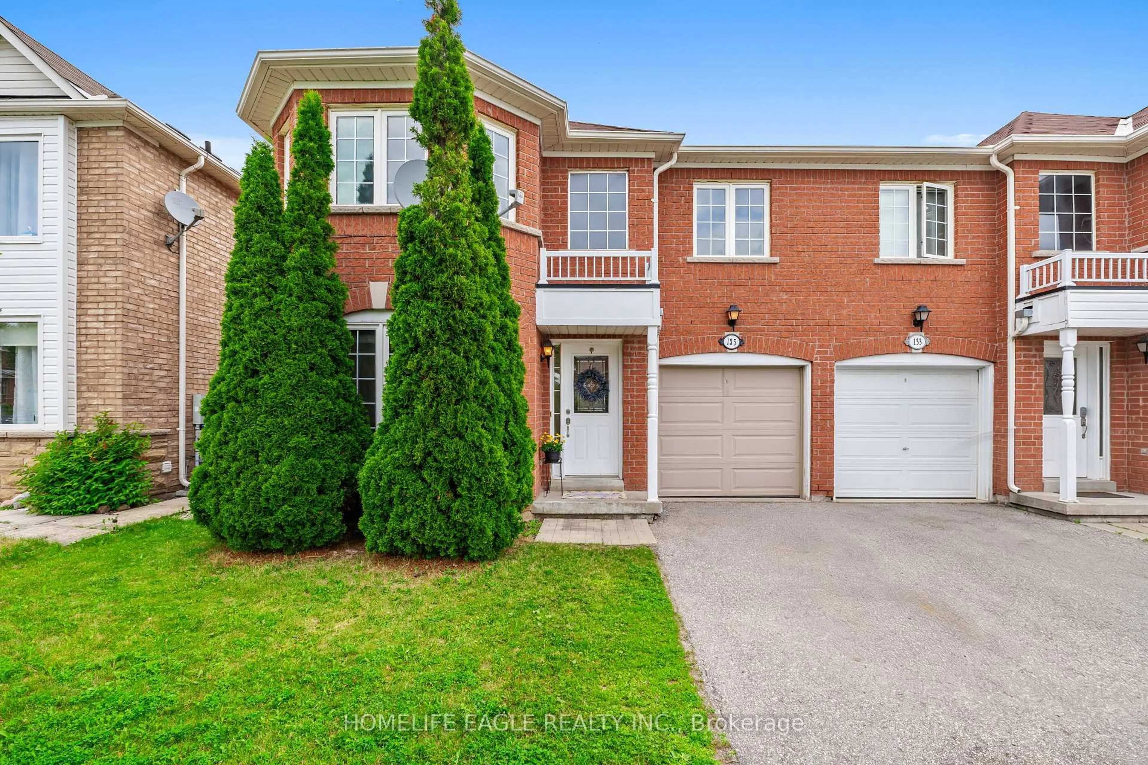 Home with brick exterior material, street for 135 Wainscot Ave, Newmarket Ontario L3X 2X6