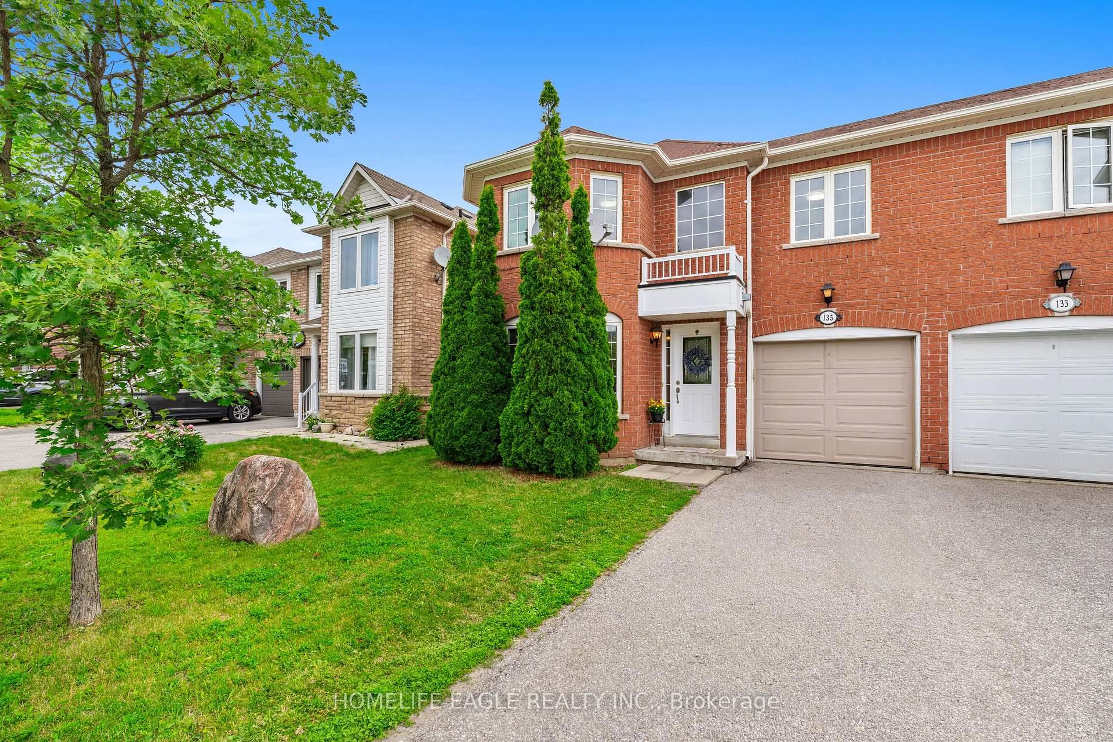 Home with brick exterior material, street for 135 Wainscot Ave, Newmarket Ontario L3X 2X6