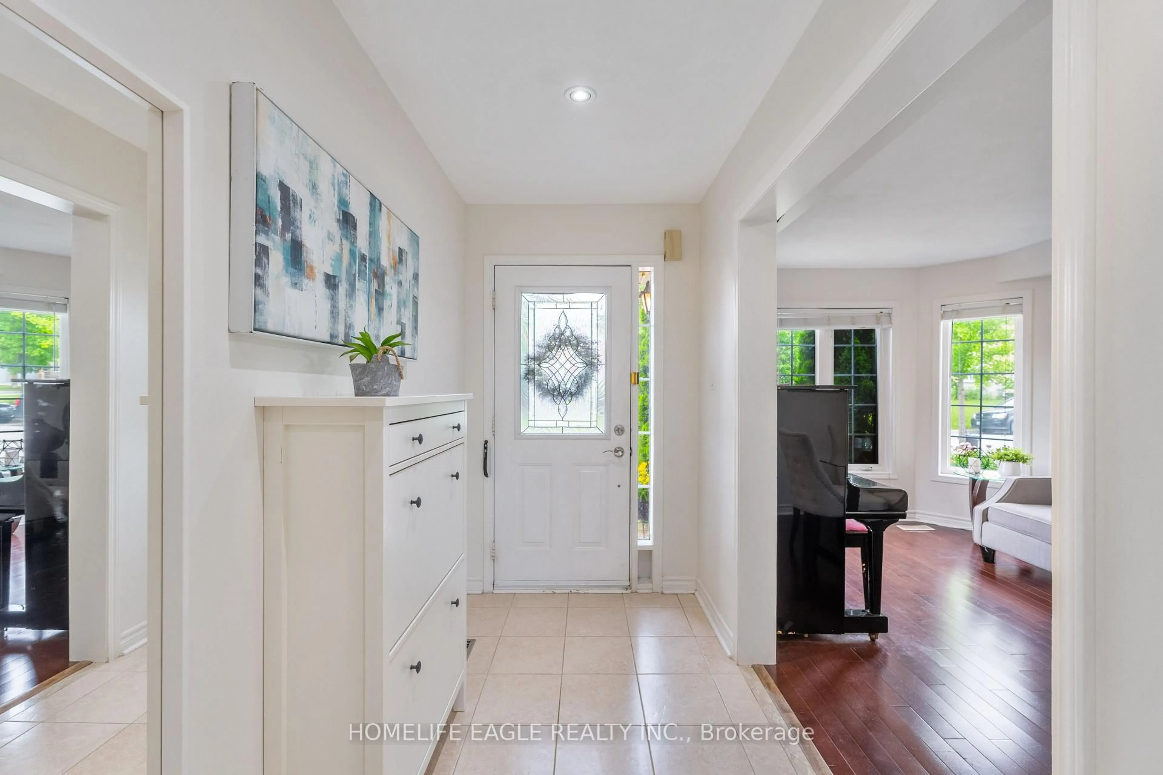 Indoor entryway for 135 Wainscot Ave, Newmarket Ontario L3X 2X6