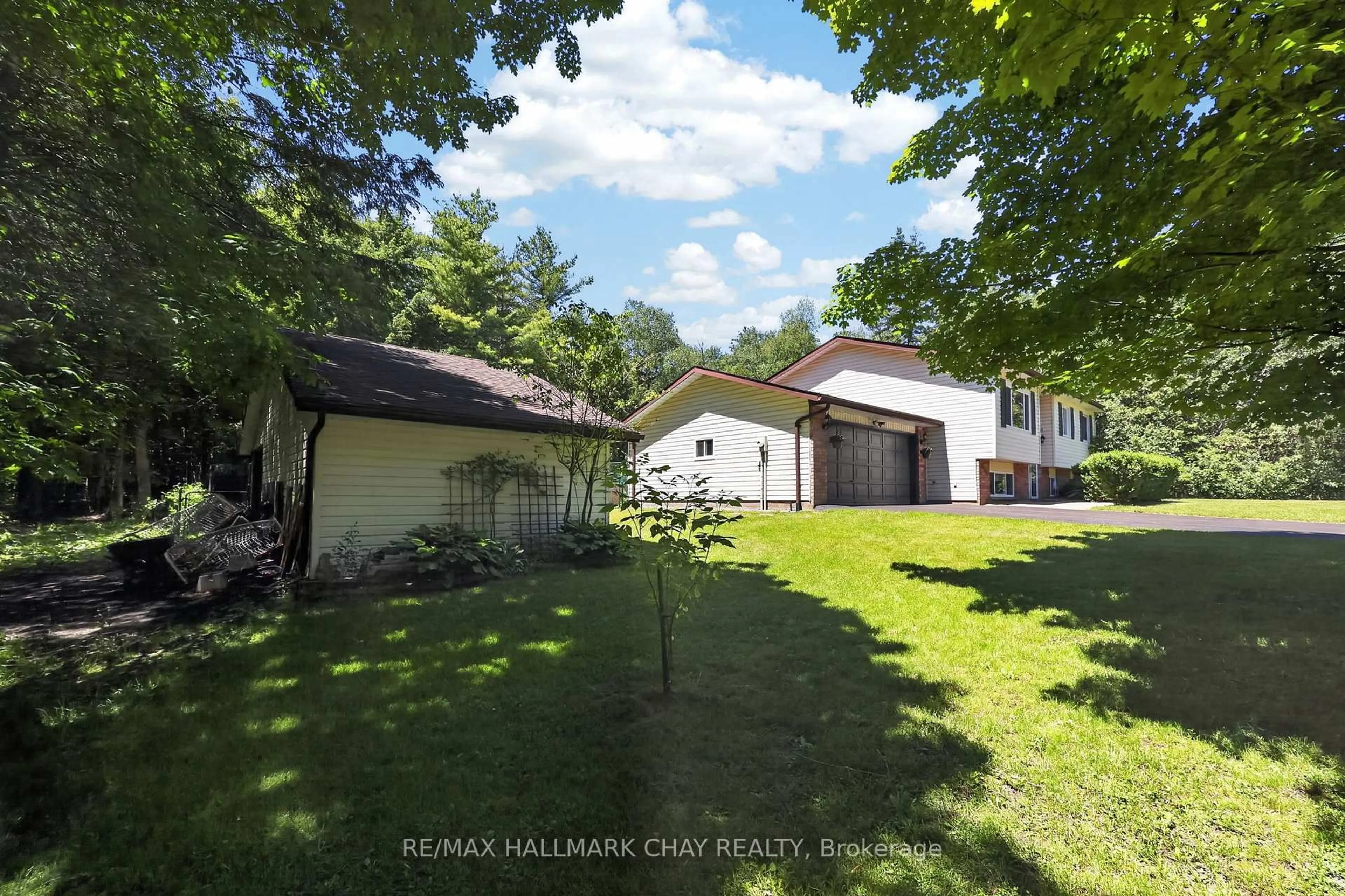 A pic from outside/outdoor area/front of a property/back of a property/a pic from drone, unknown for 8570 8th Line, Essa Ontario L0M 1T0