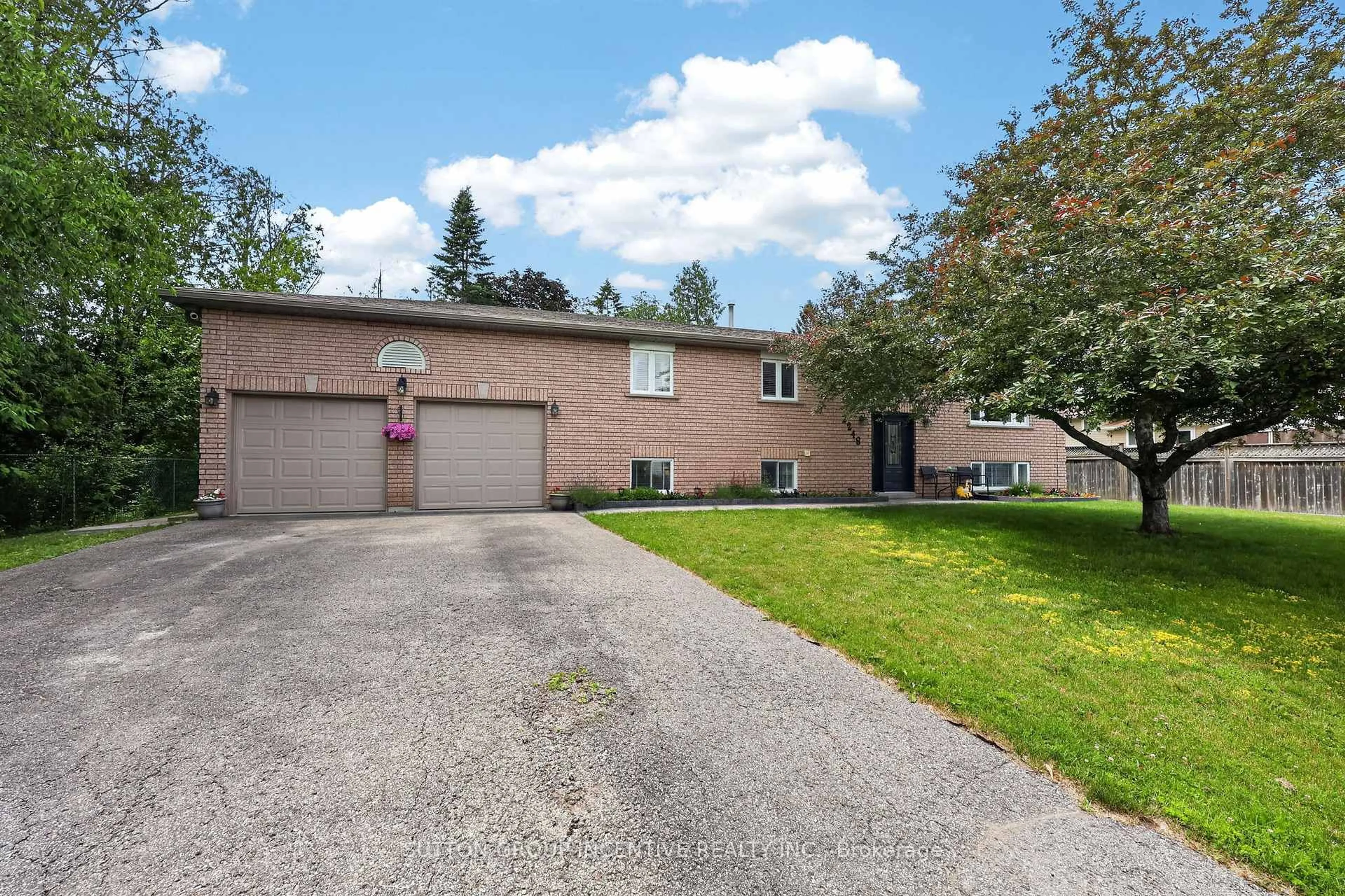 A pic from outside/outdoor area/front of a property/back of a property/a pic from drone, street for 2248 Douglas Ave, Innisfil Ontario L9S 2C5