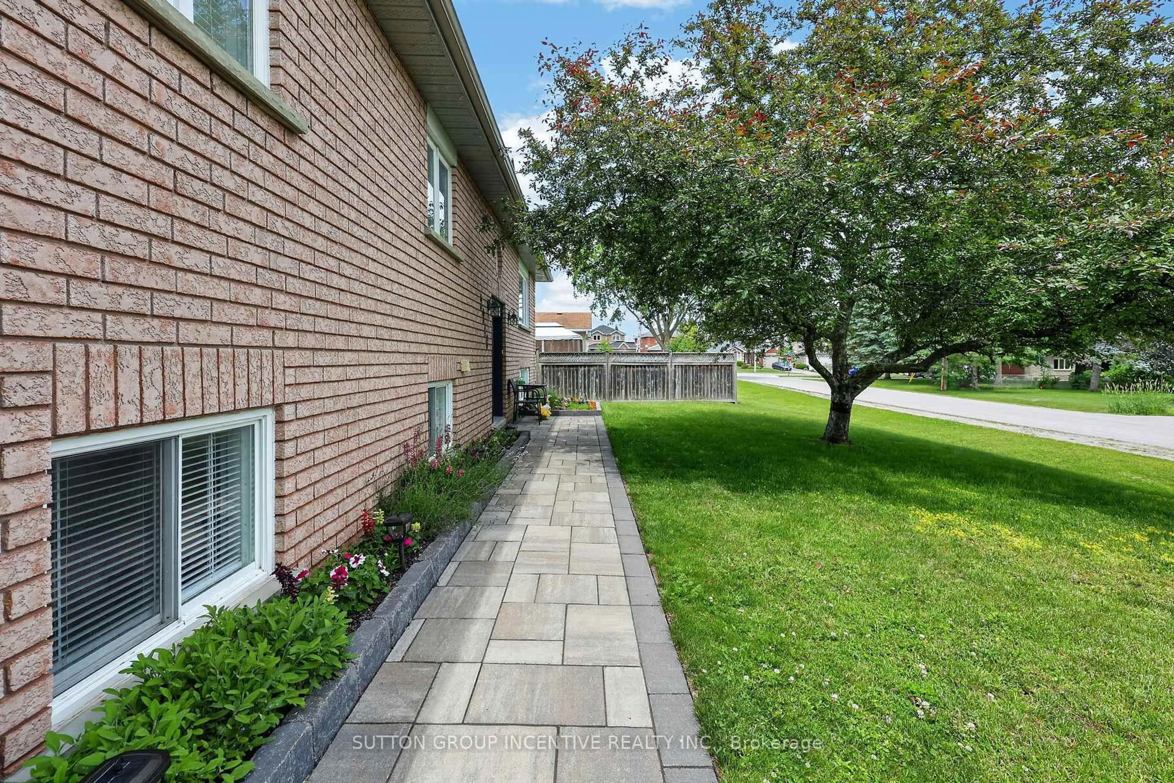 Patio, street for 2248 Douglas Ave, Innisfil Ontario L9S 2C5