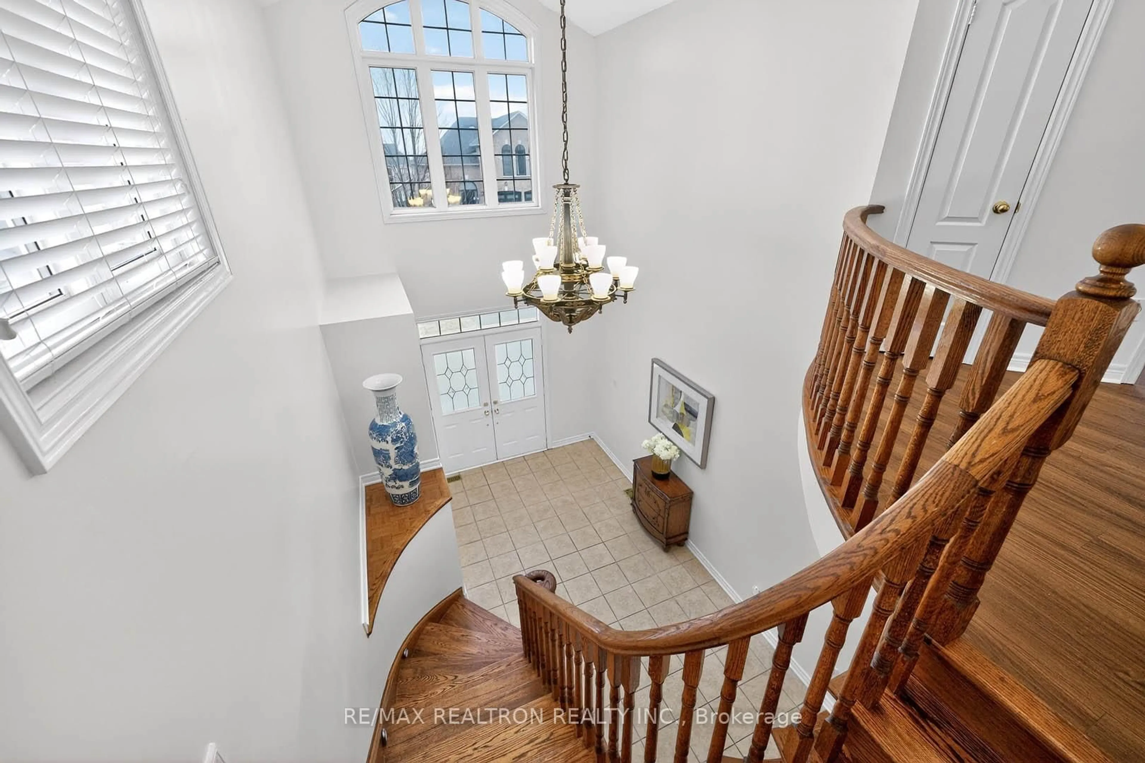 Indoor foyer for 71 Timber Valley Ave, Richmond Hill Ontario L4E 4Z8
