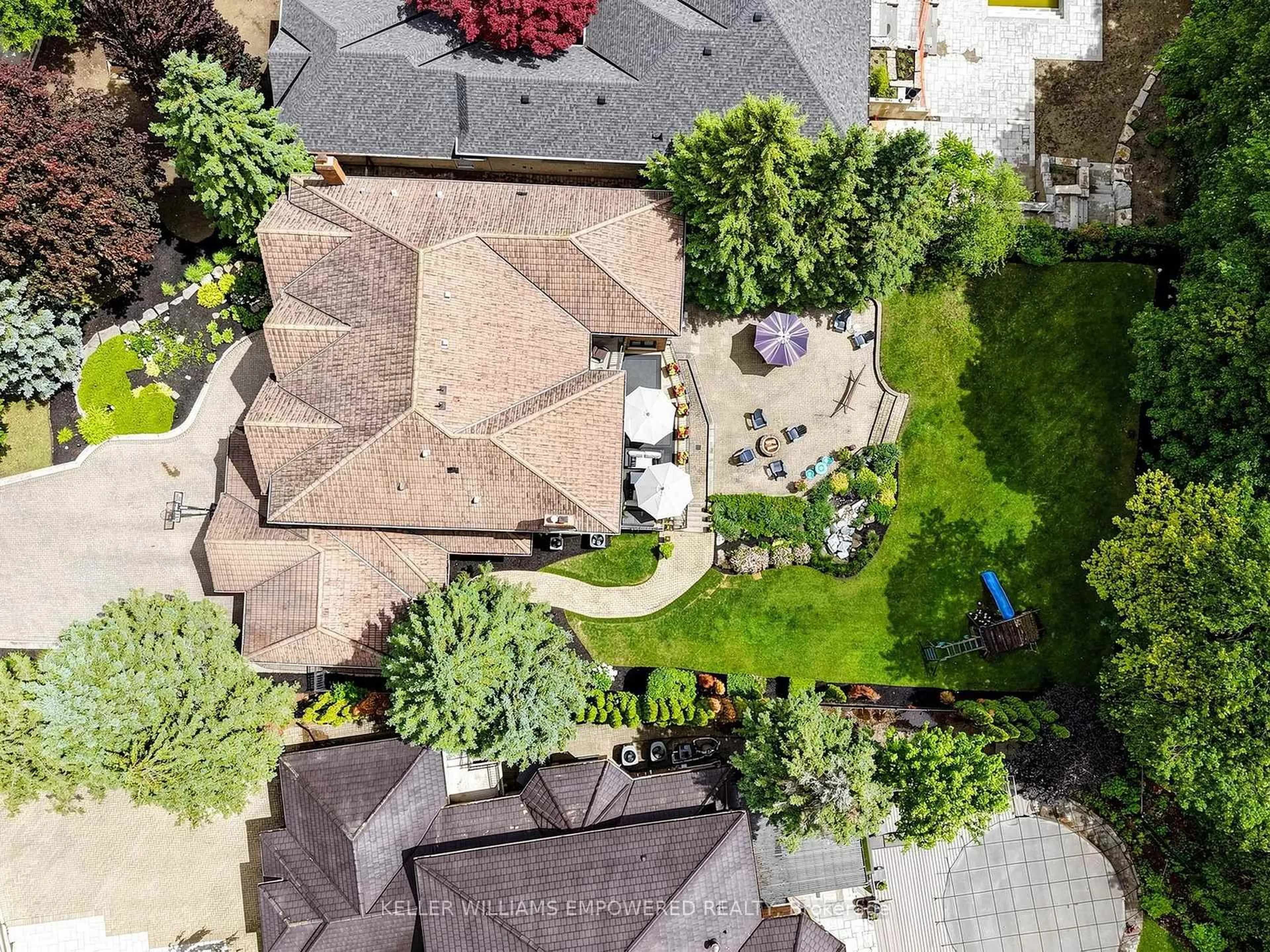 A pic from outside/outdoor area/front of a property/back of a property/a pic from drone, street for 93 Longview Cres, Vaughan Ontario L4H 1A9