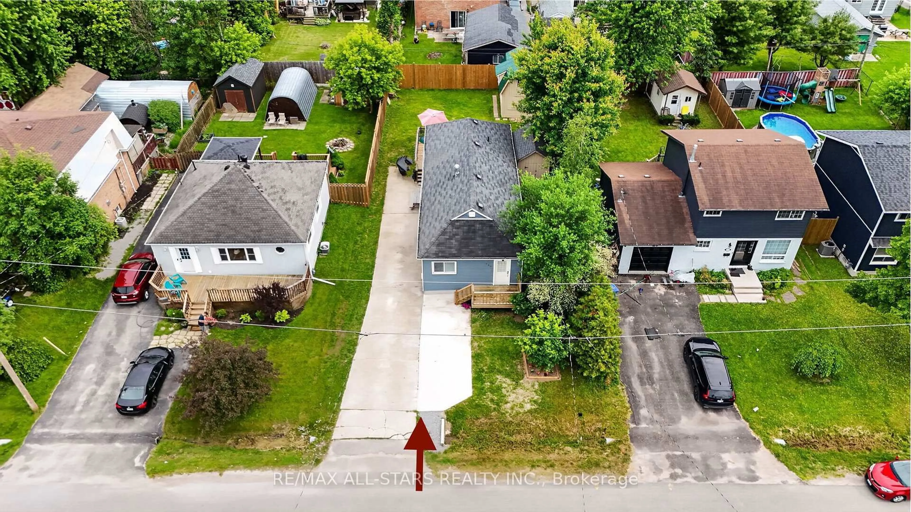 A pic from outside/outdoor area/front of a property/back of a property/a pic from drone, street for 329 Lakeview Blvd, Georgina Ontario L4P 2Y6