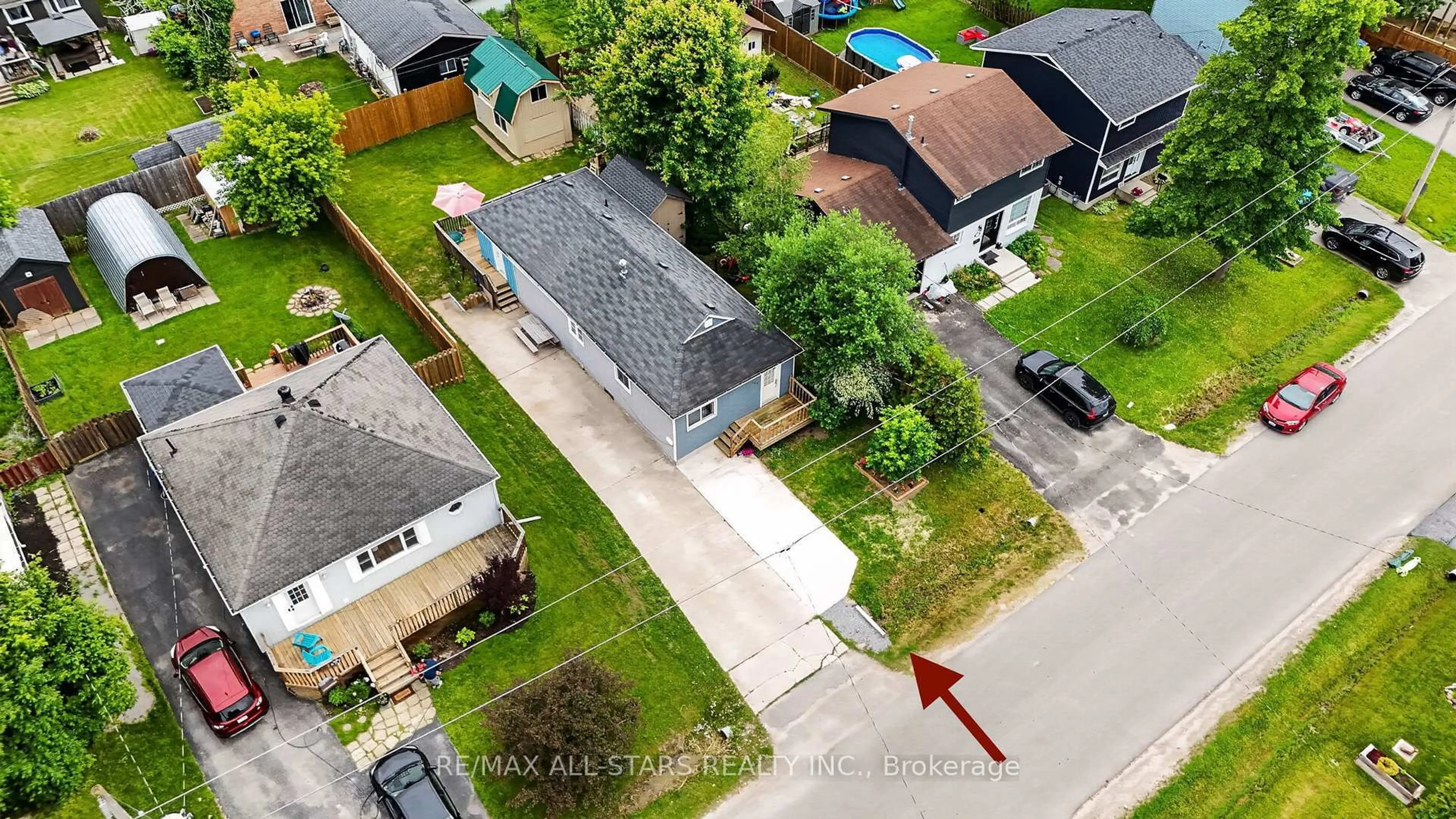 A pic from outside/outdoor area/front of a property/back of a property/a pic from drone, street for 329 Lakeview Blvd, Georgina Ontario L4P 2Y6
