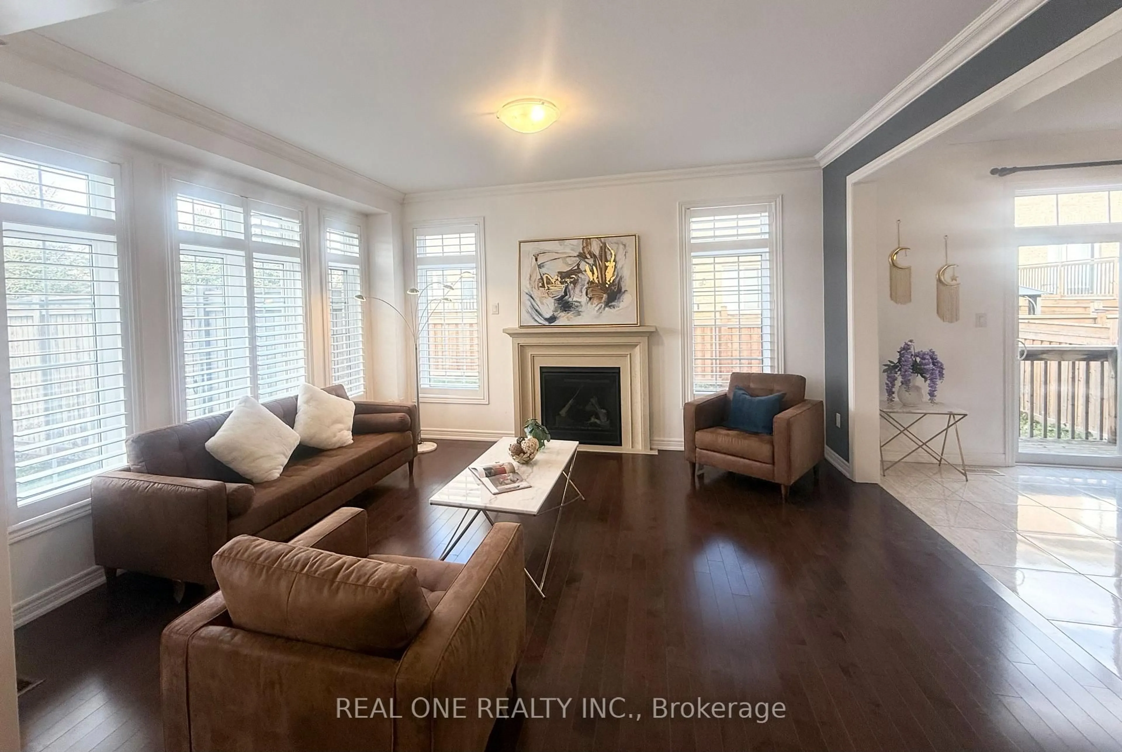 Living room with furniture, wood/laminate floor for 39 MOWDER Dr, Aurora Ontario L4G 0V4