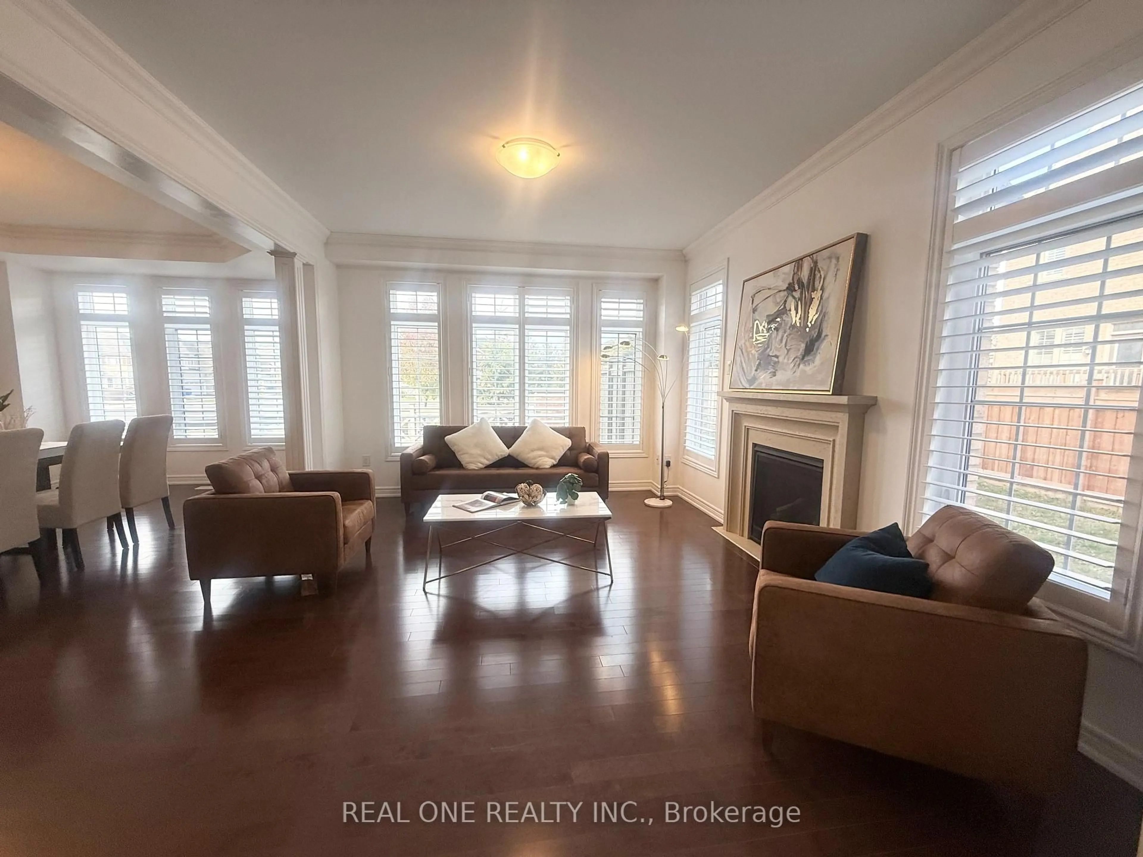 Living room with furniture, unknown for 39 MOWDER Dr, Aurora Ontario L4G 0V4