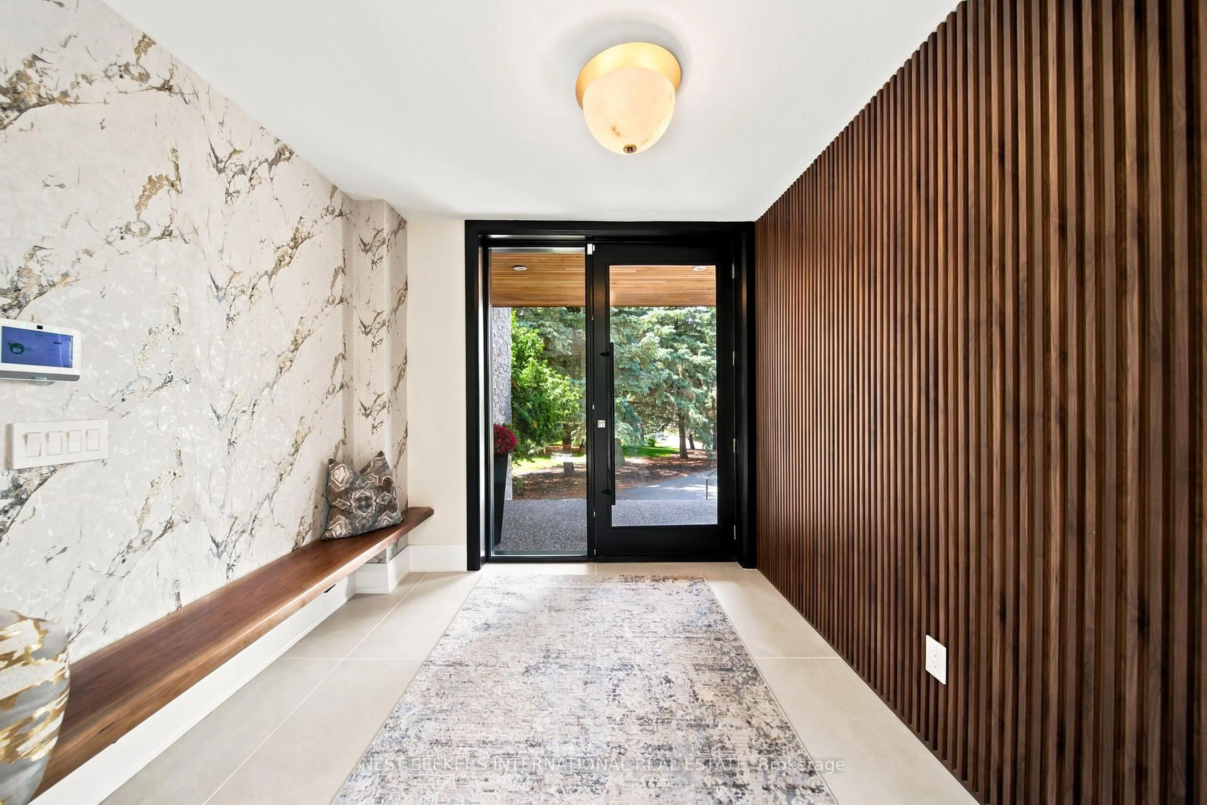 Indoor entryway for 31 Winter Rd, King Ontario L7B 1E3