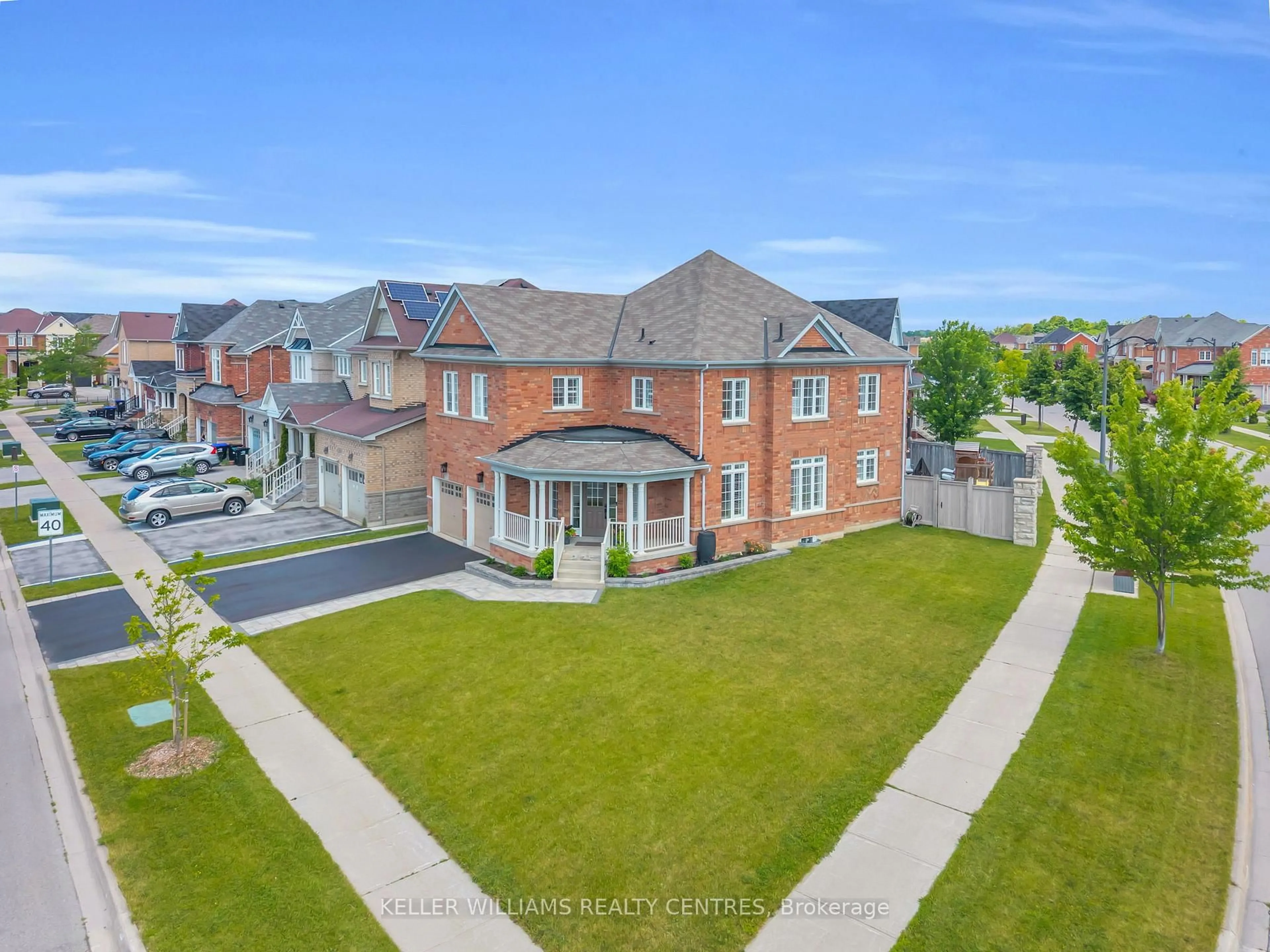 A pic from outside/outdoor area/front of a property/back of a property/a pic from drone, unknown for 2 Jewelwing Crt, Bradford West Gwillimbury Ontario L4L 2K1