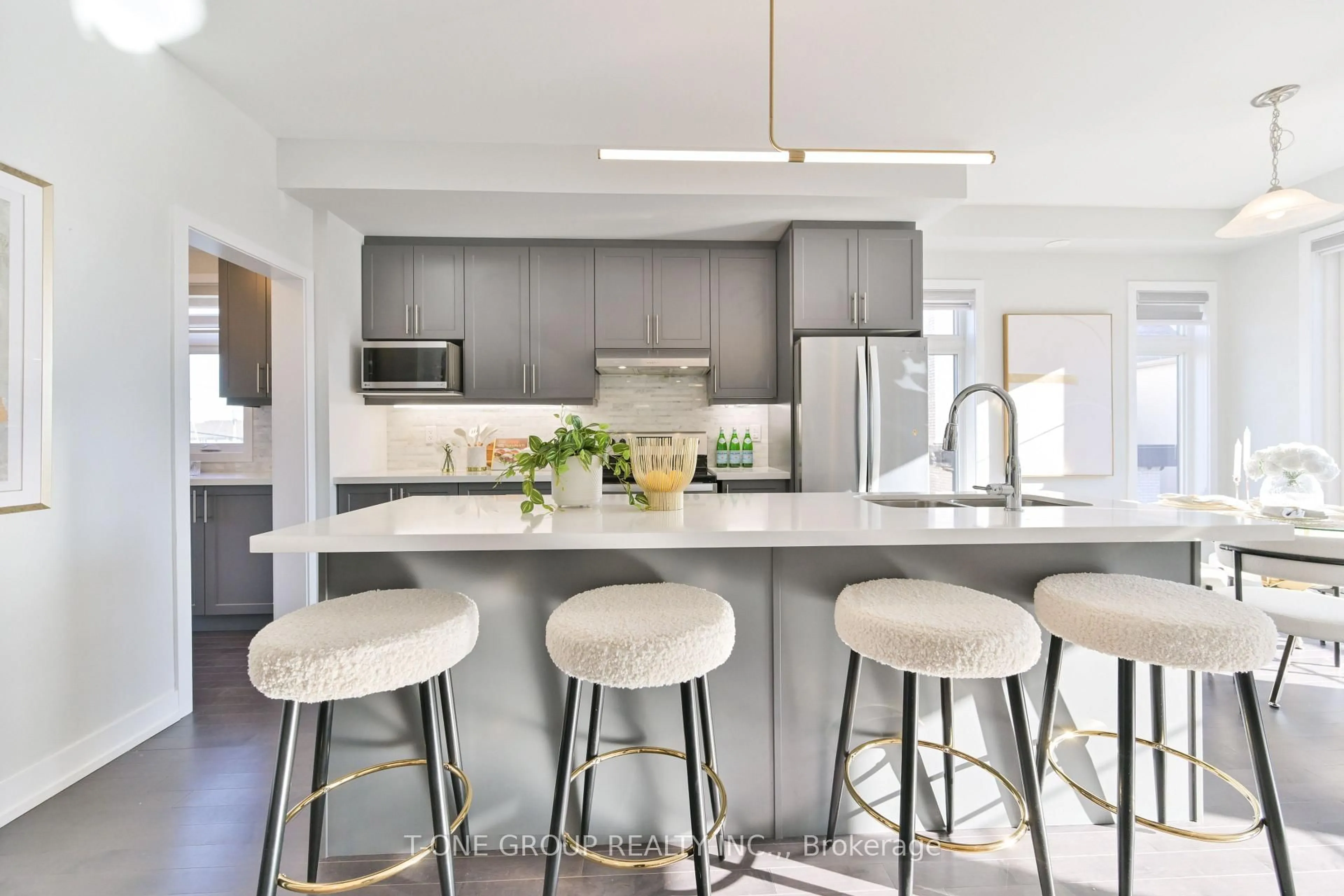 Contemporary kitchen, unknown for 9654 Kennedy Rd, Markham Ontario L6C 3J7