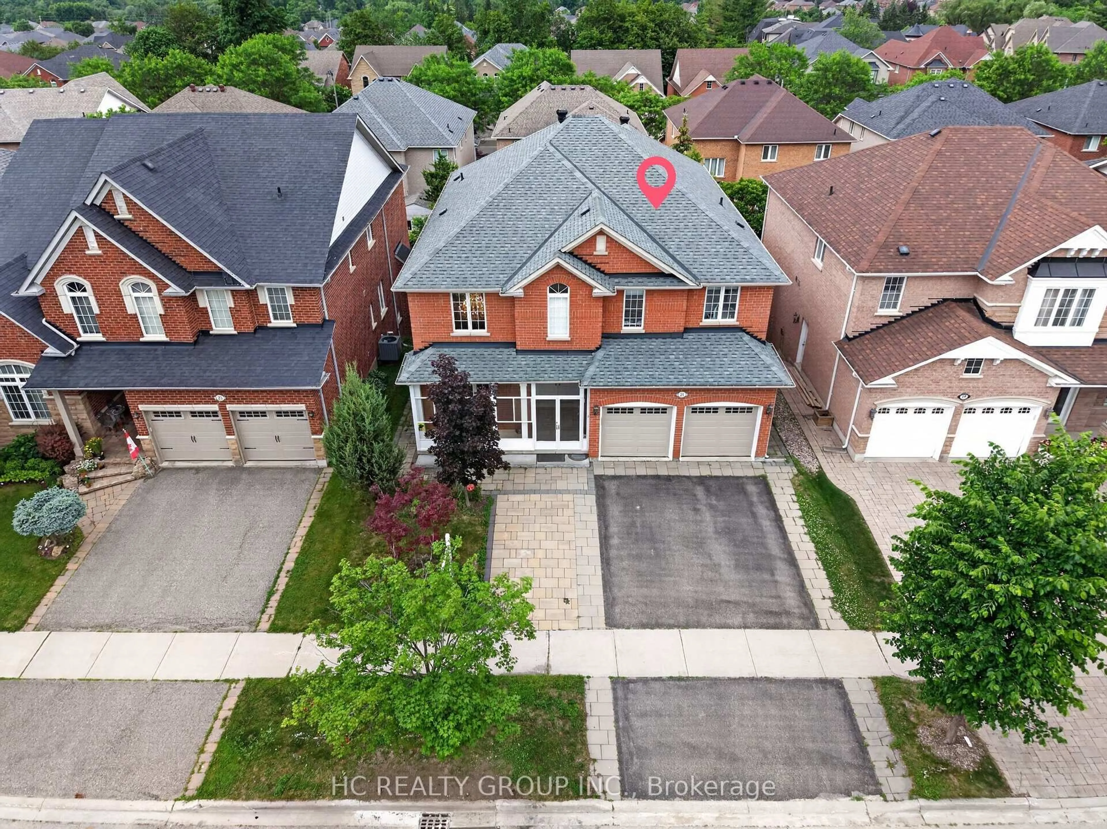 A pic from outside/outdoor area/front of a property/back of a property/a pic from drone, street for 21 Wolf Trail Cres, Richmond Hill Ontario L4E 4K1