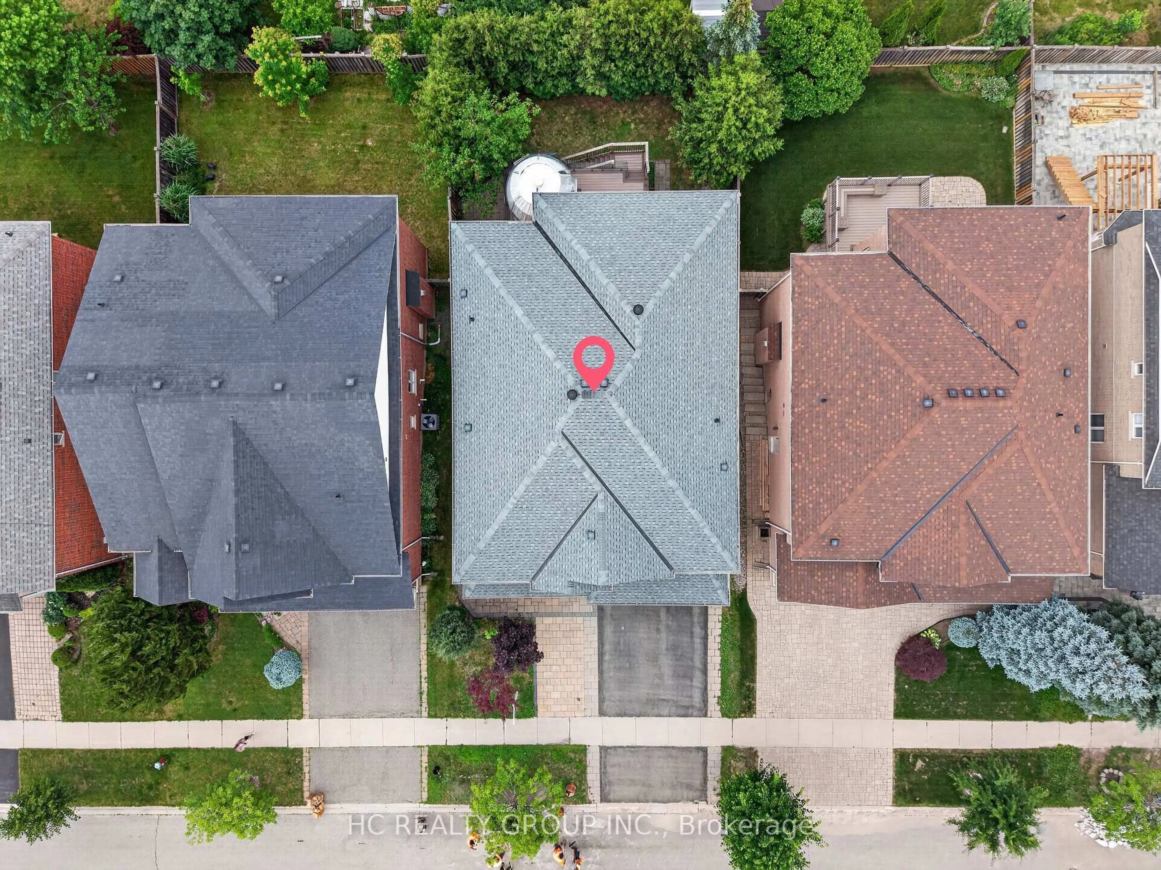 A pic from outside/outdoor area/front of a property/back of a property/a pic from drone, street for 21 Wolf Trail Cres, Richmond Hill Ontario L4E 4K1