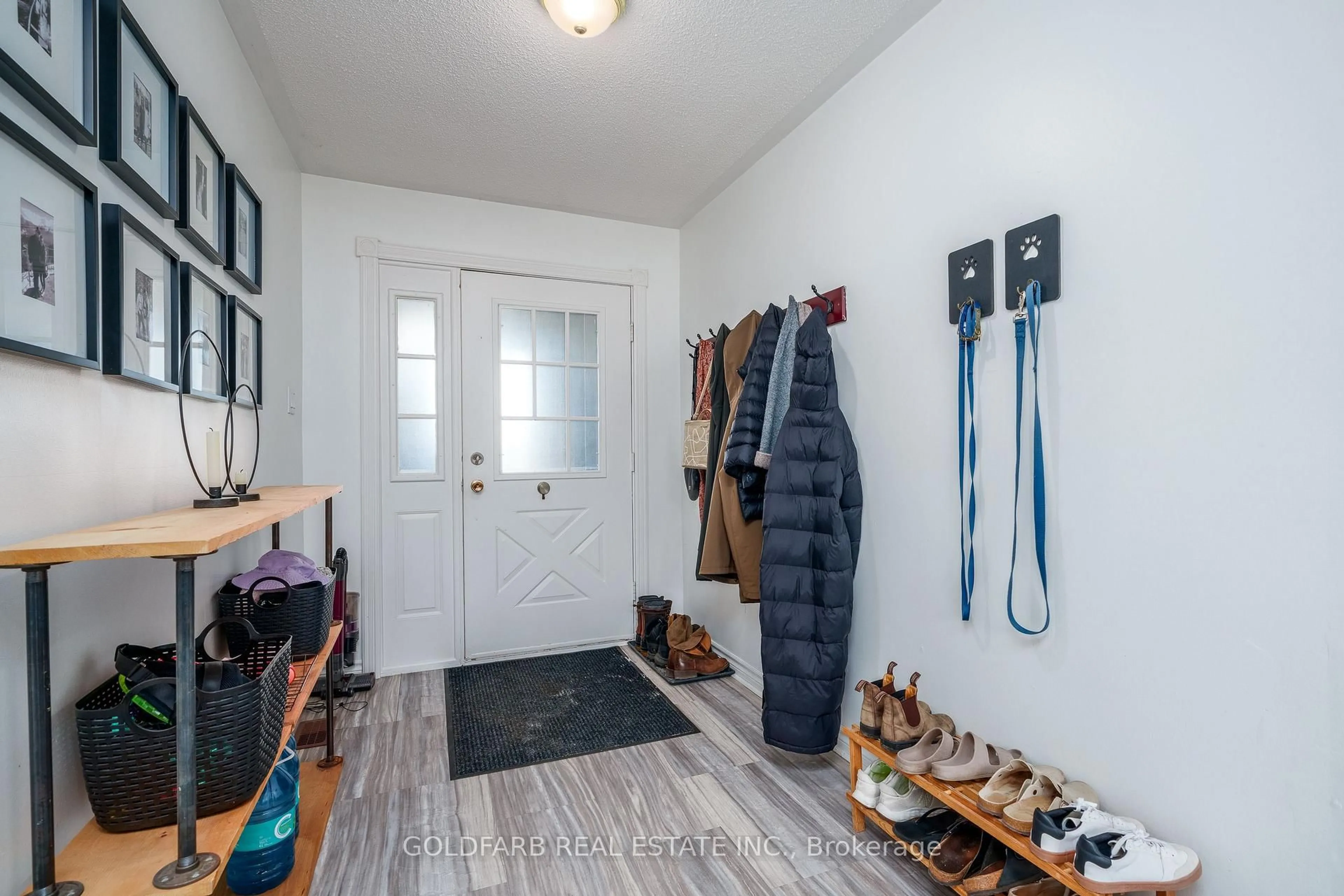 Indoor entryway for 1635 Innisfil Beach Rd, Innisfil Ontario L9S 4B3