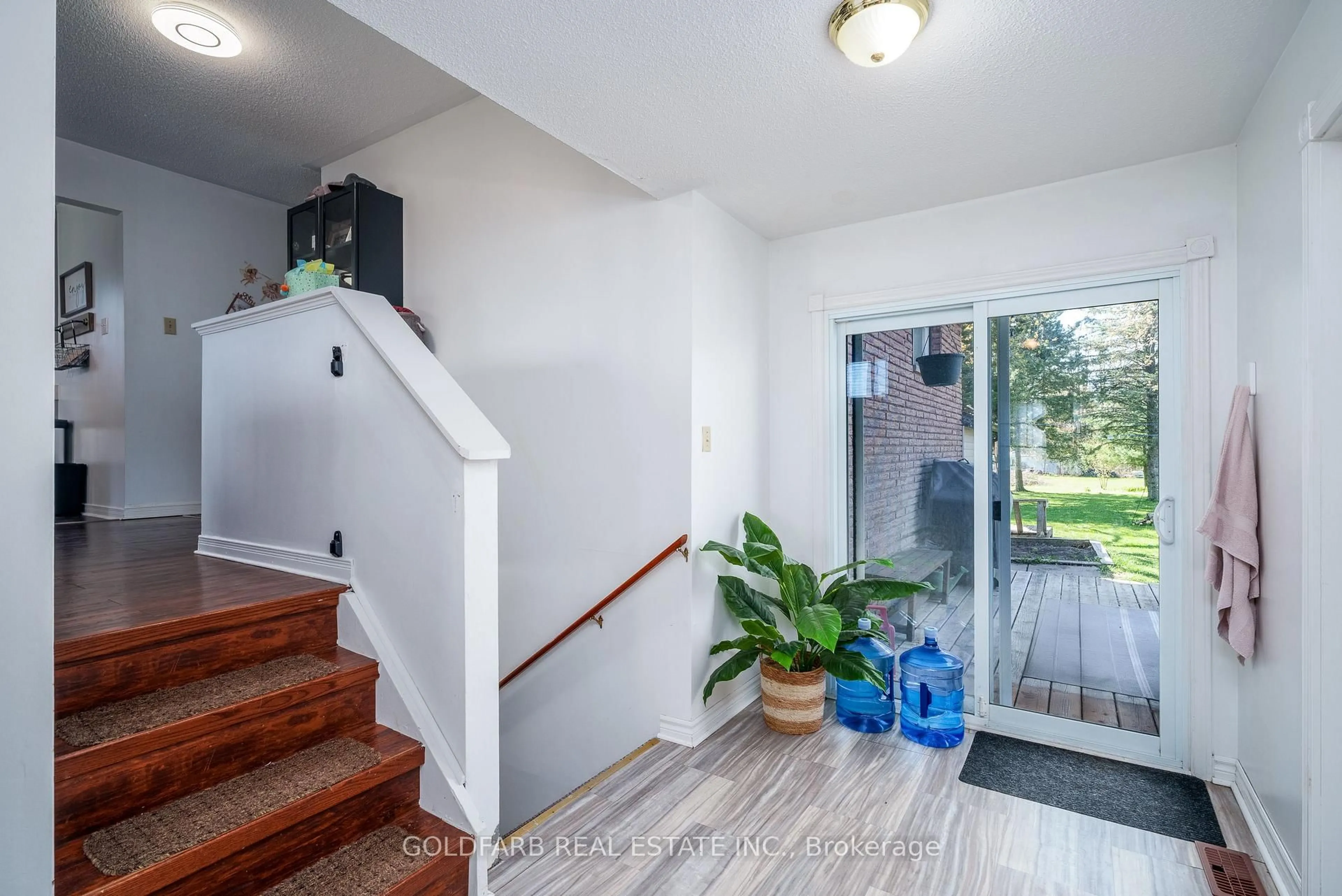 Indoor entryway for 1635 Innisfil Beach Rd, Innisfil Ontario L9S 4B3
