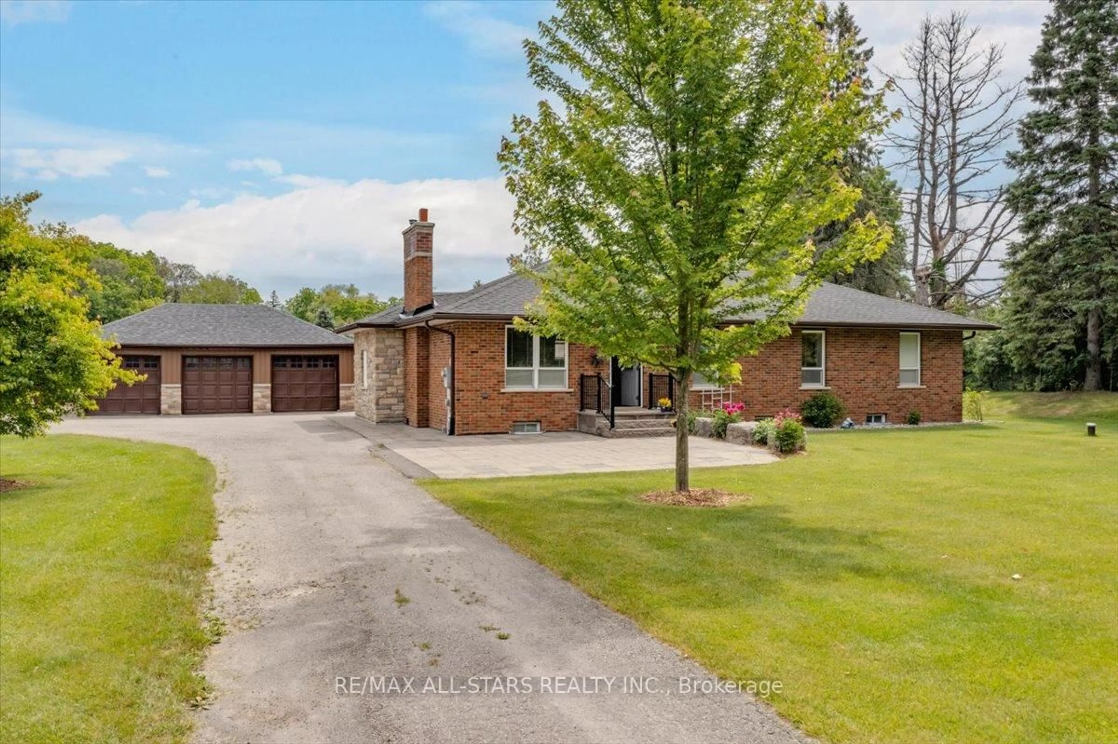 A pic from outside/outdoor area/front of a property/back of a property/a pic from drone, street for 562 Catering Rd, Georgina Ontario L0E 1R0